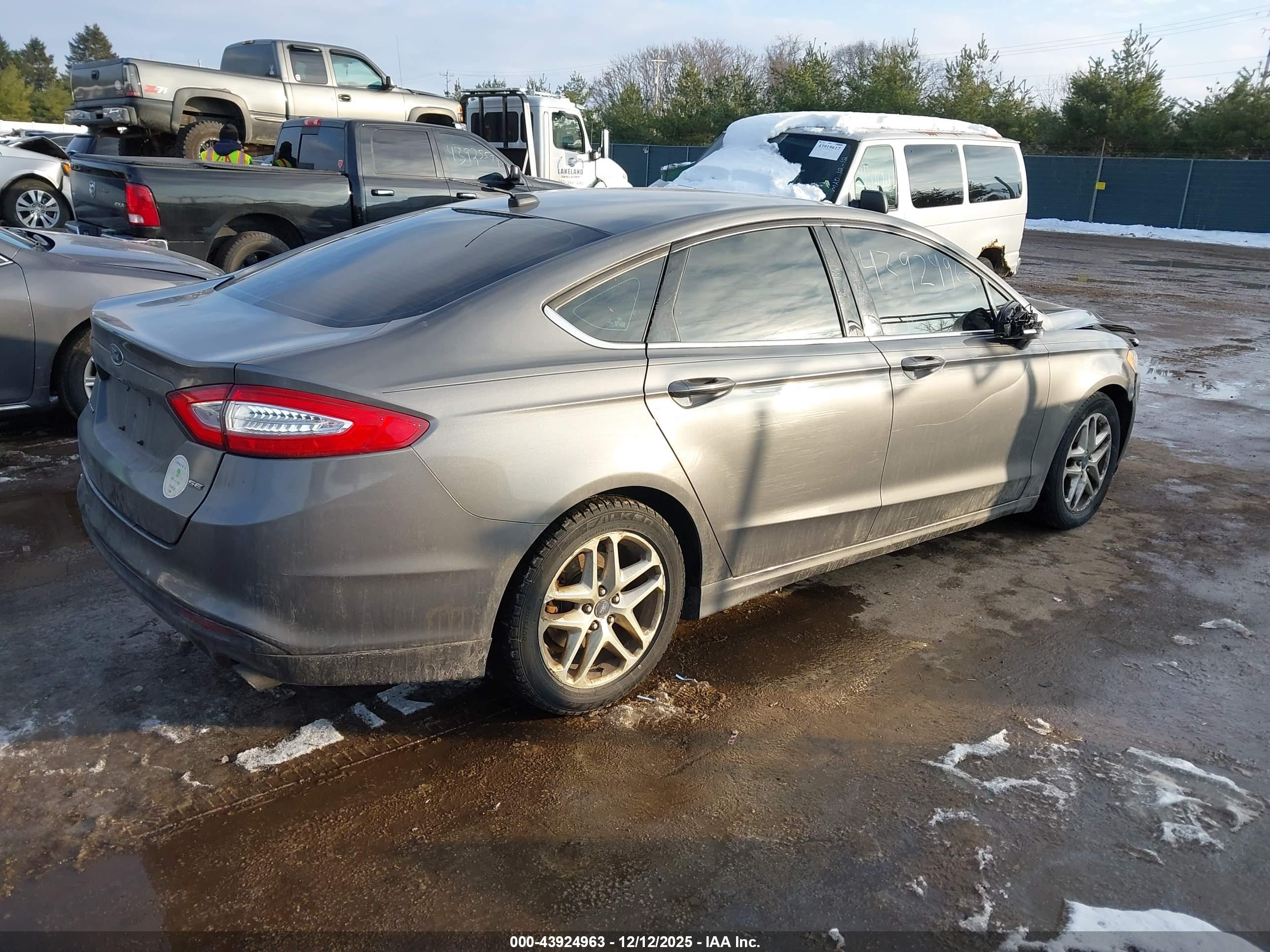 FORD FUSION image 4