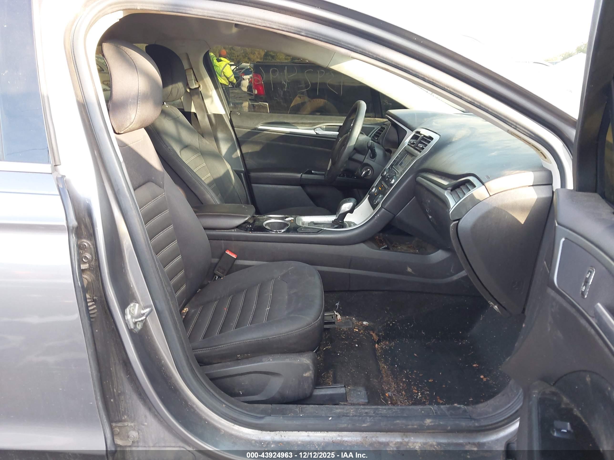 FORD FUSION image 5