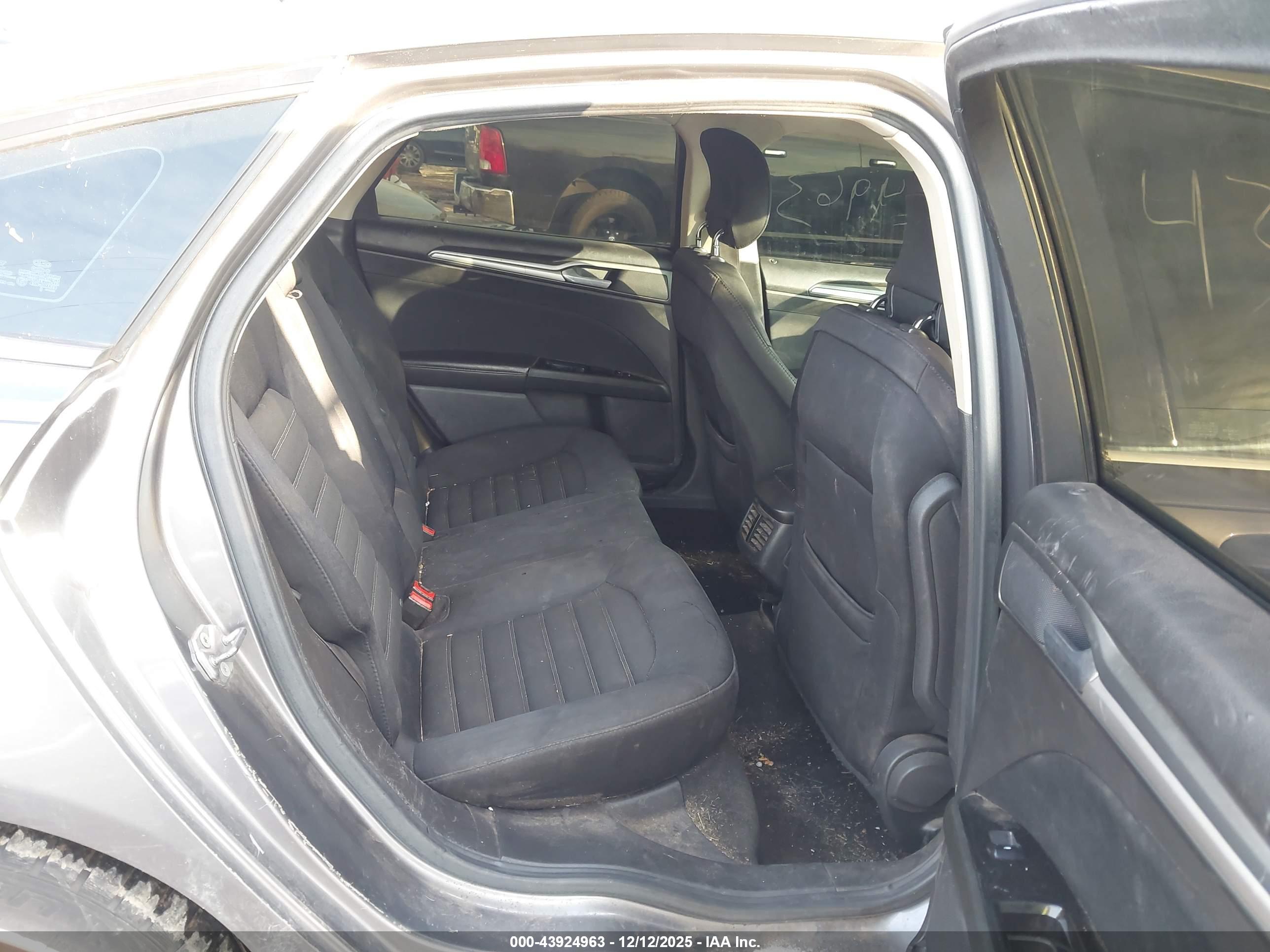 FORD FUSION image 8