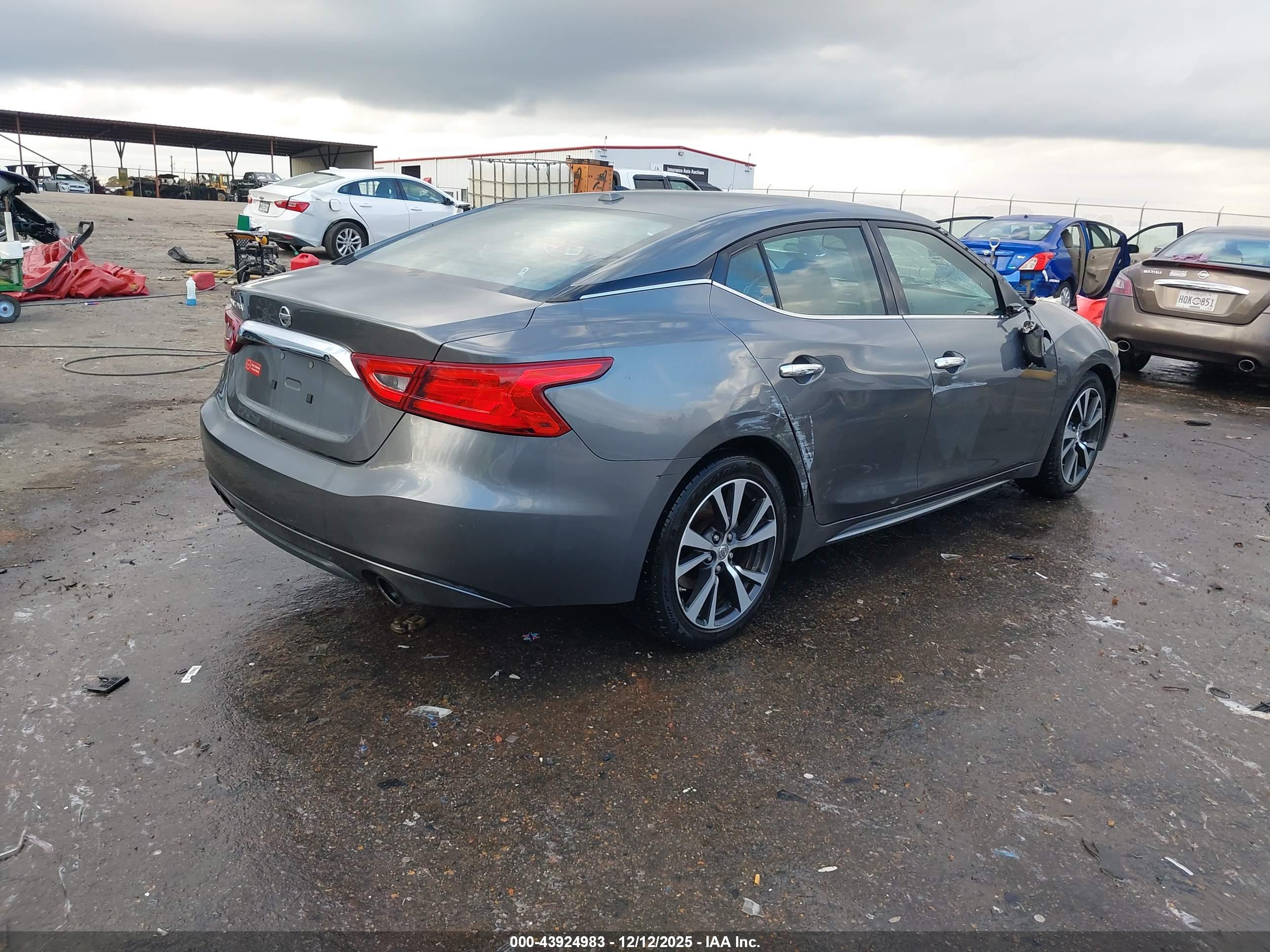 NISSAN MAXIMA image 4