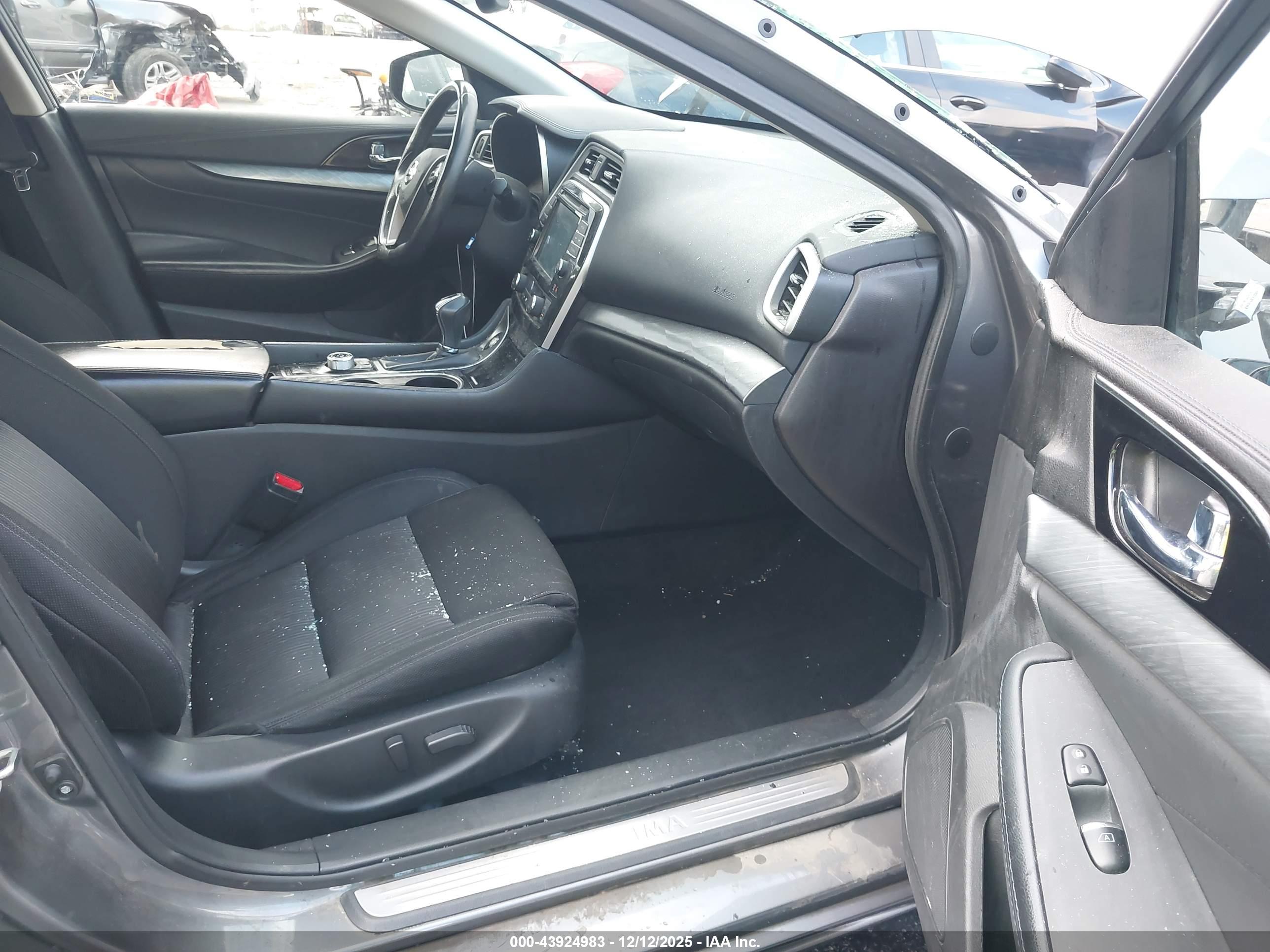 NISSAN MAXIMA image 5