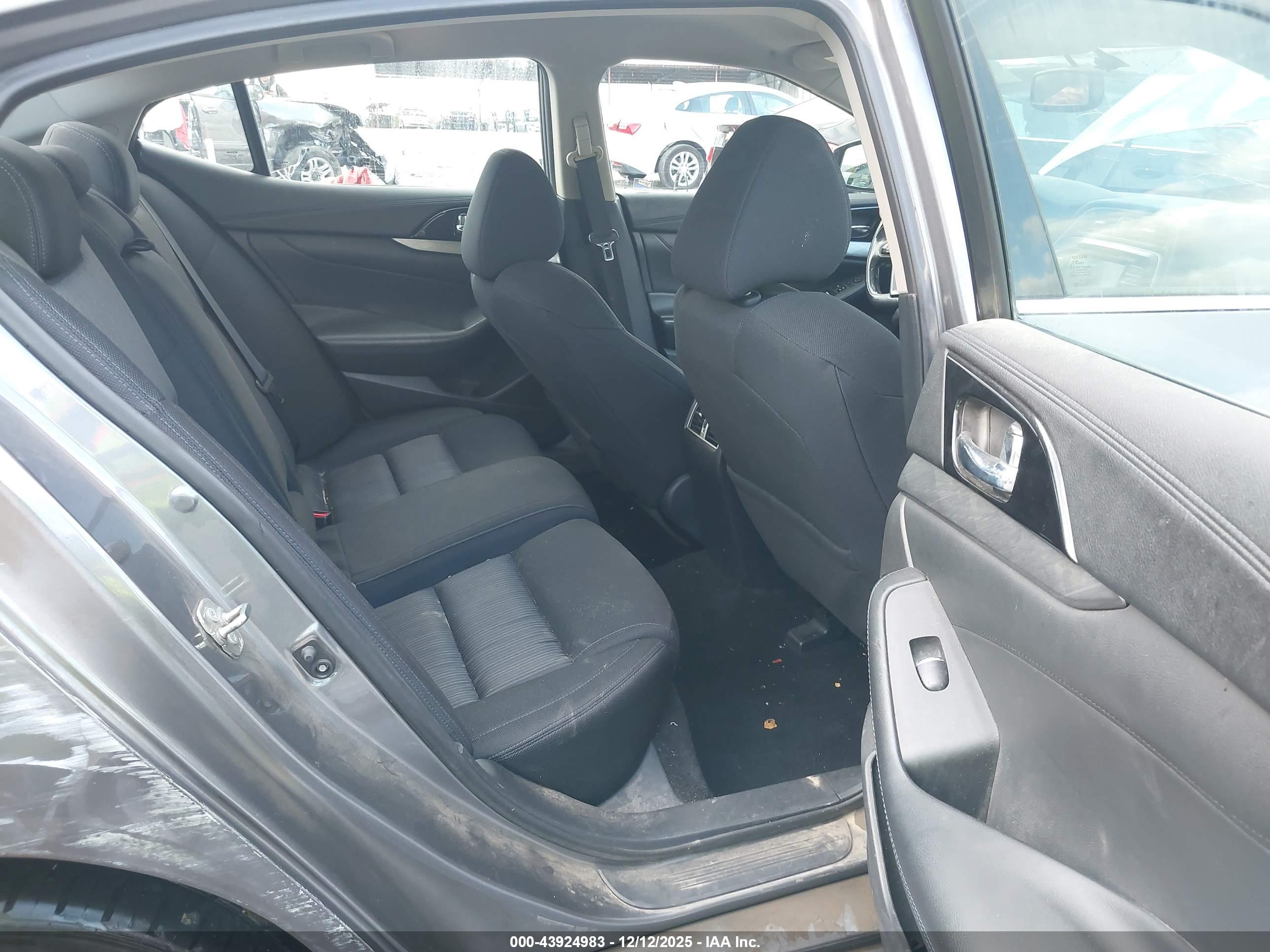 NISSAN MAXIMA image 8