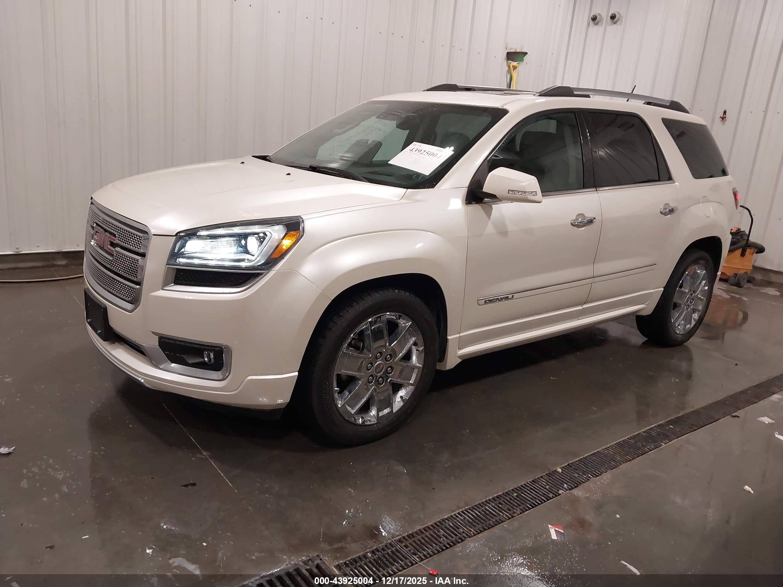 GMC ACADIA image 2
