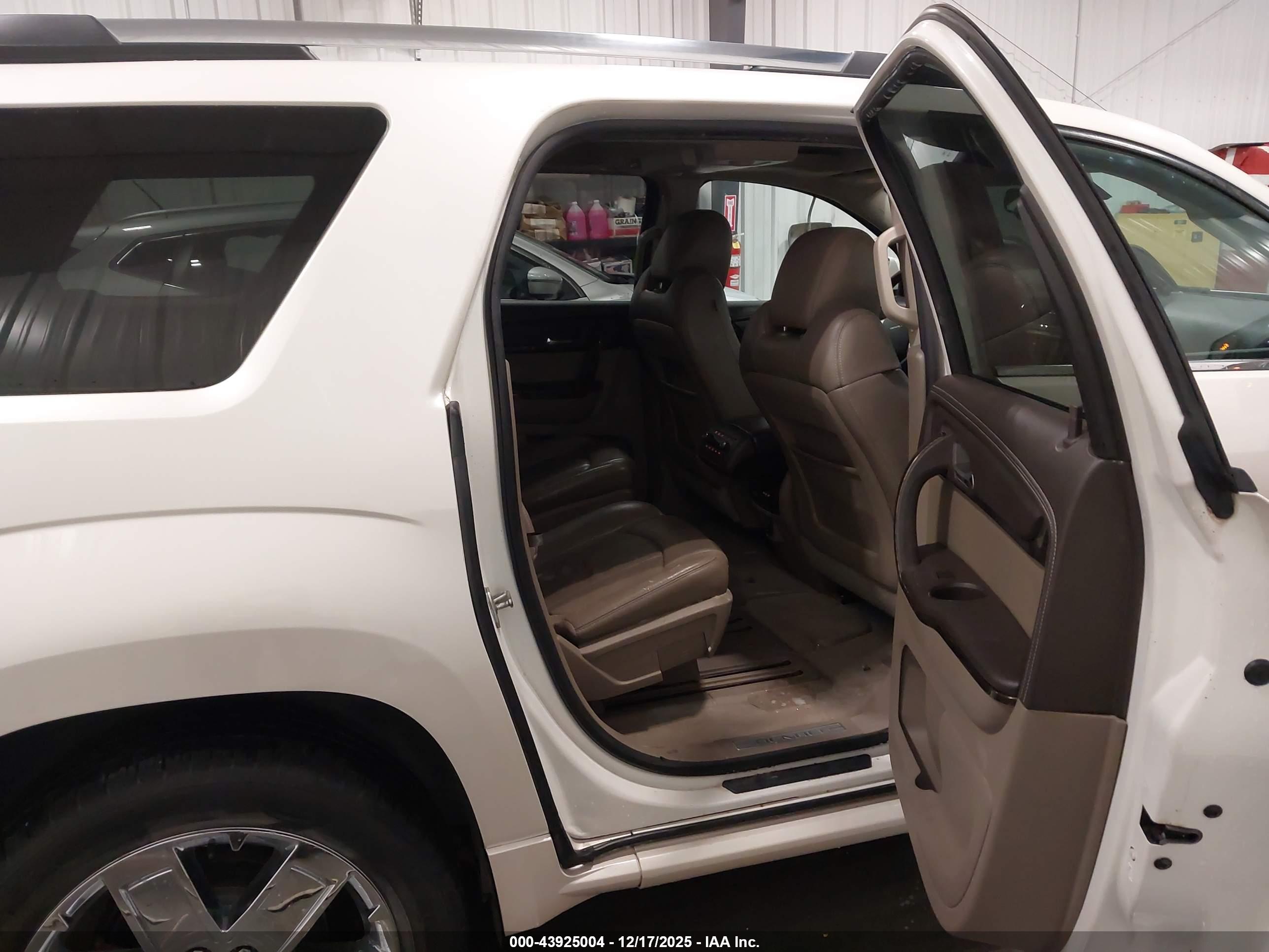 GMC ACADIA image 8