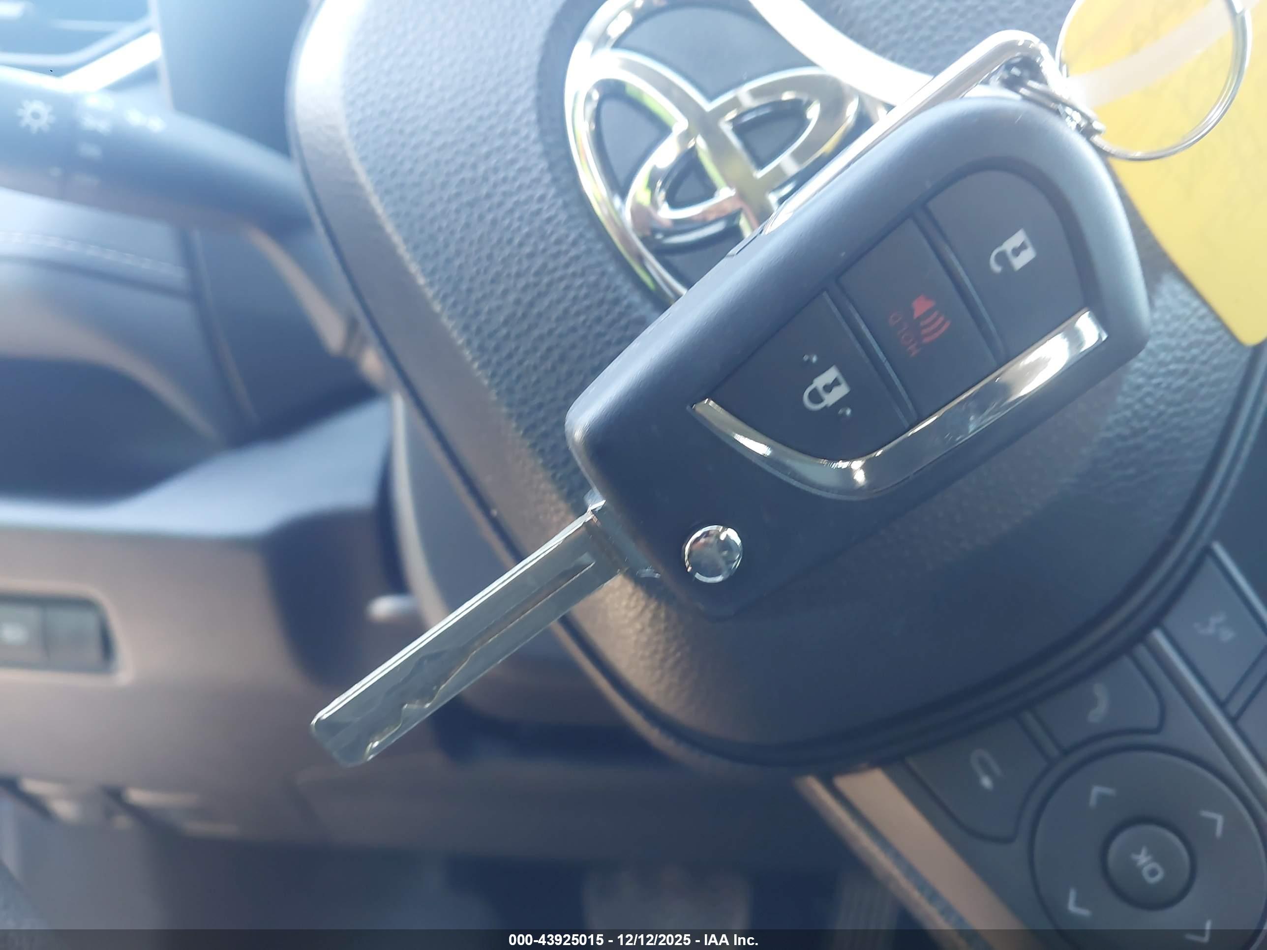 TOYOTA RAV4 image 11