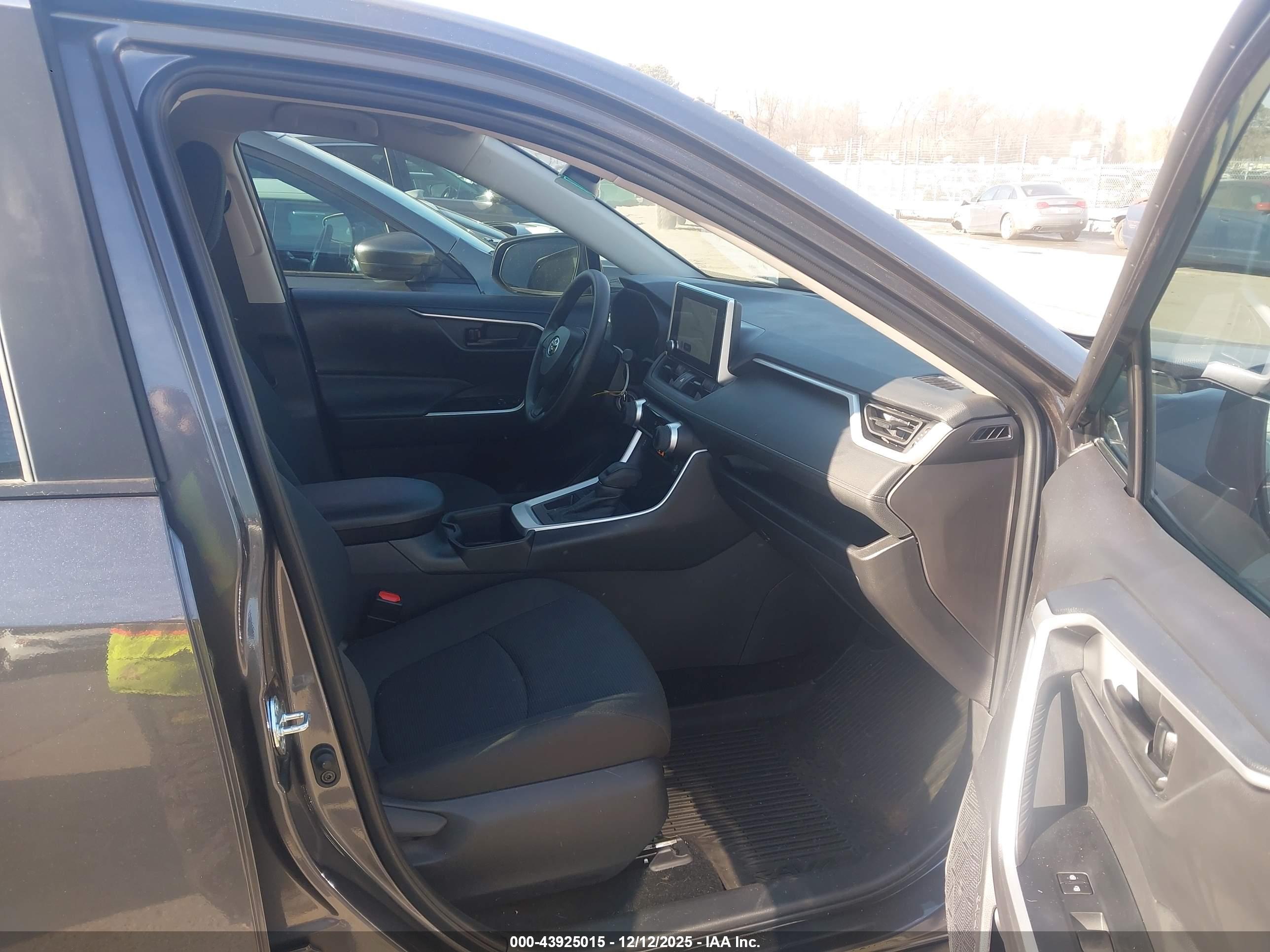 TOYOTA RAV4 image 5