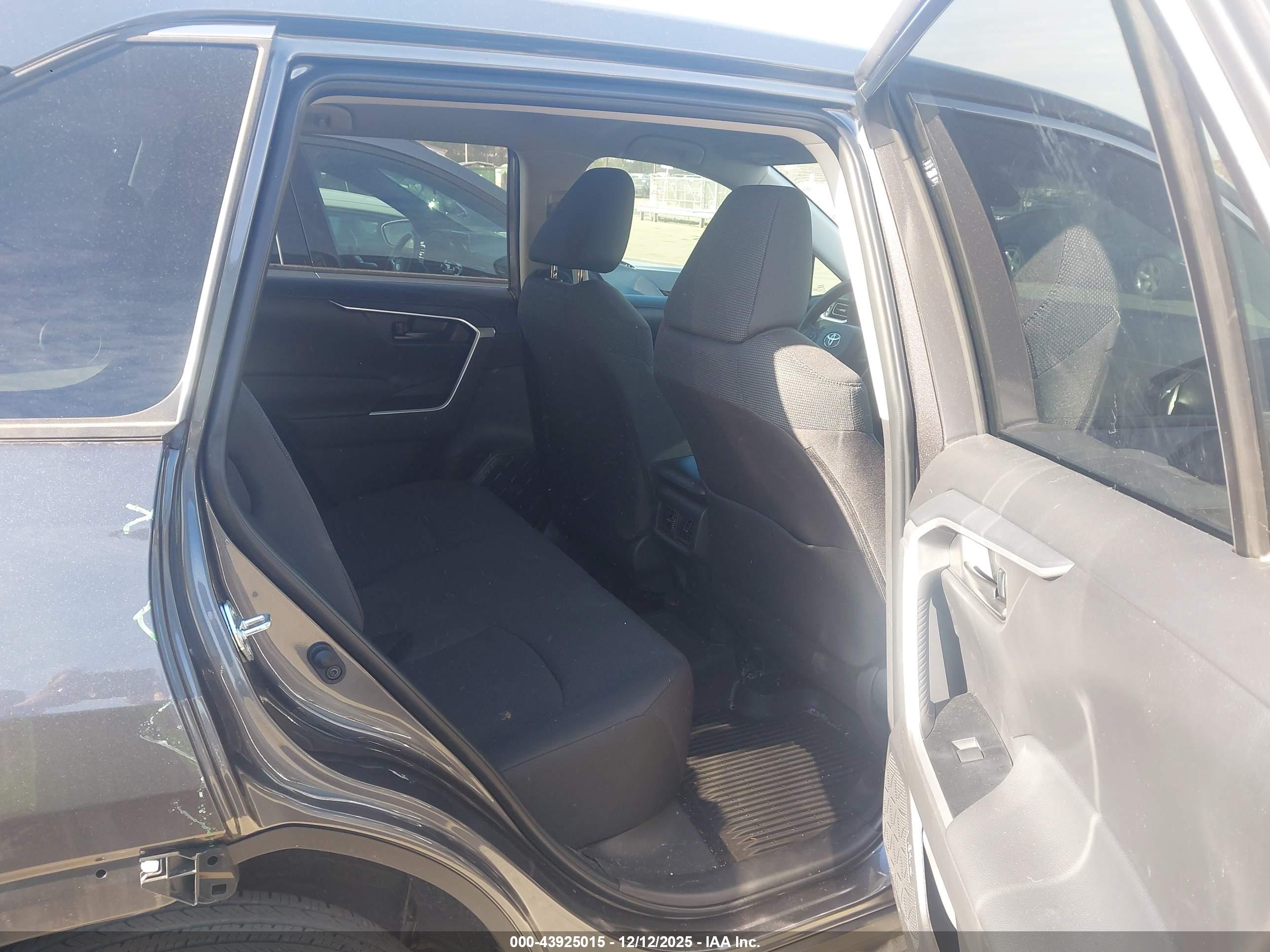 TOYOTA RAV4 image 8