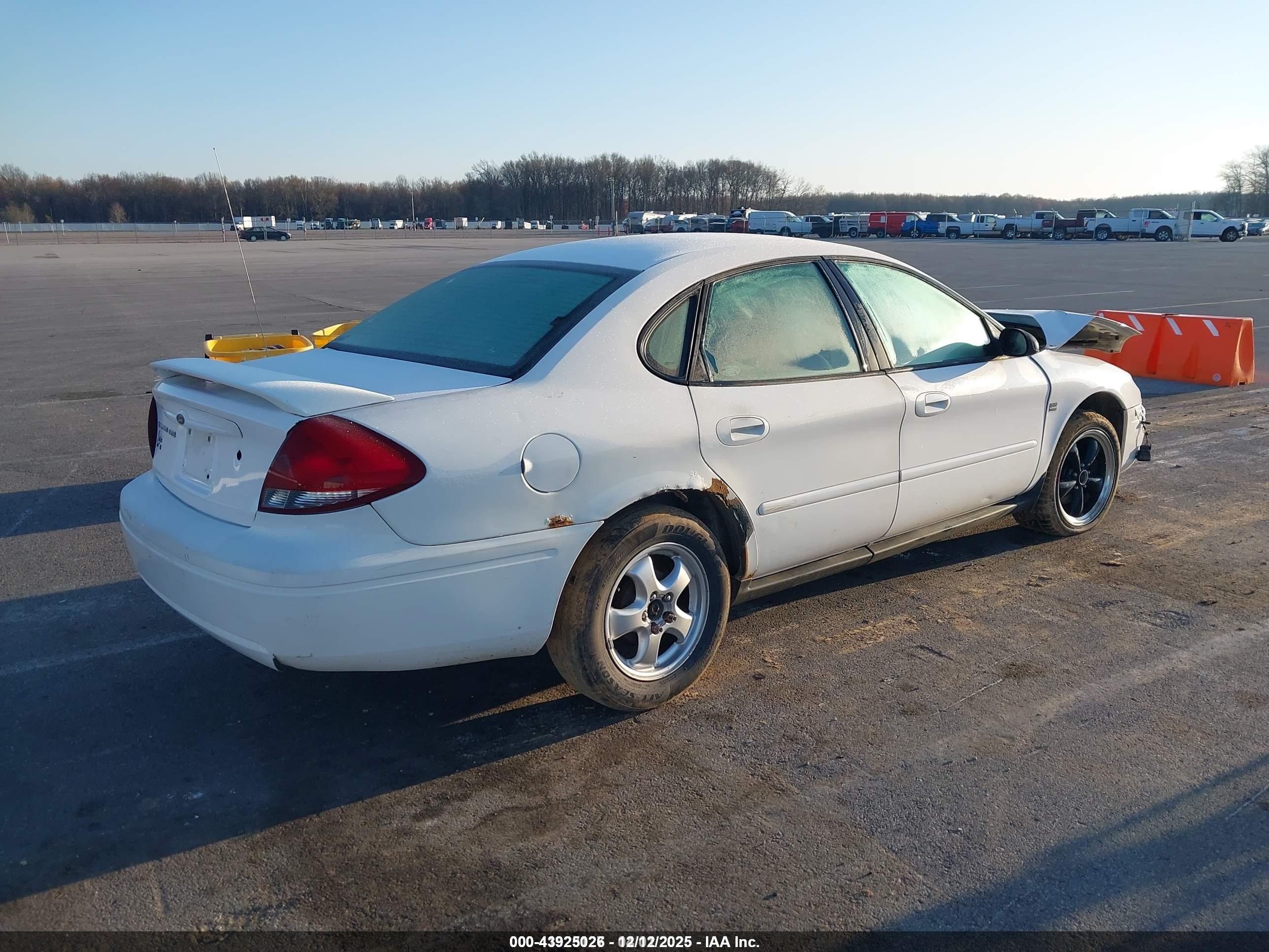 FORD TAURUS image 4