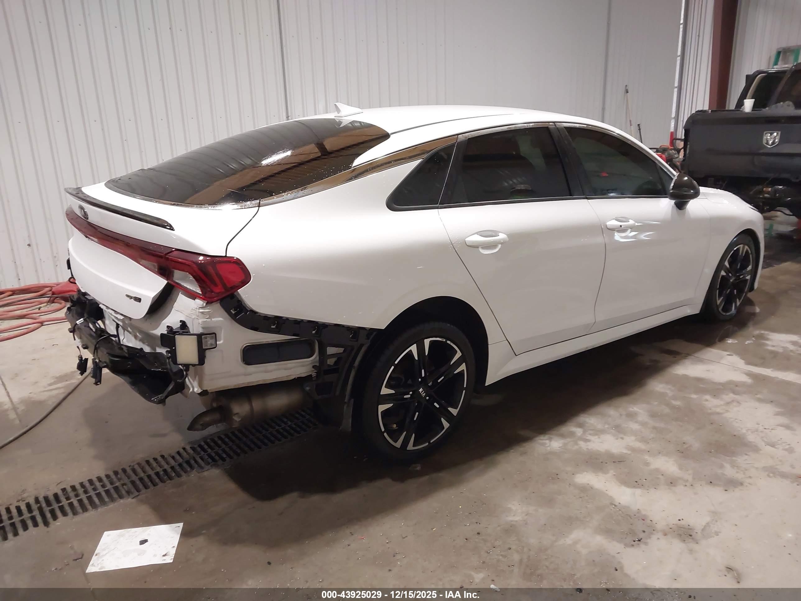 KIA K5 image 4