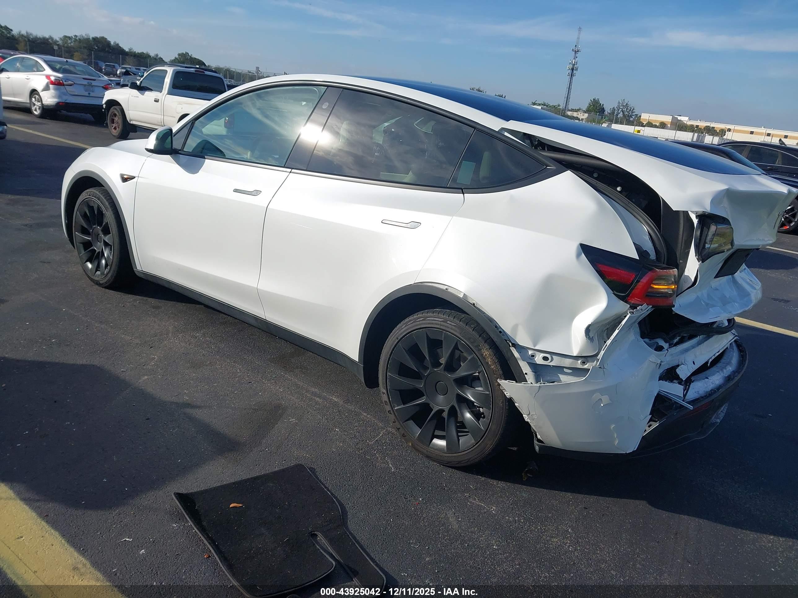 TESLA MODEL image 3