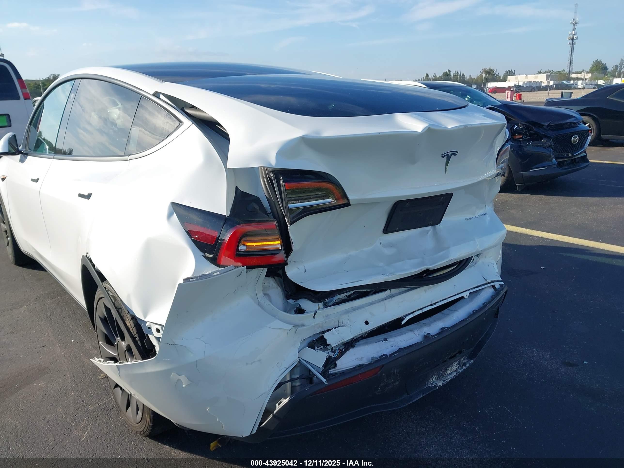 TESLA MODEL image 6