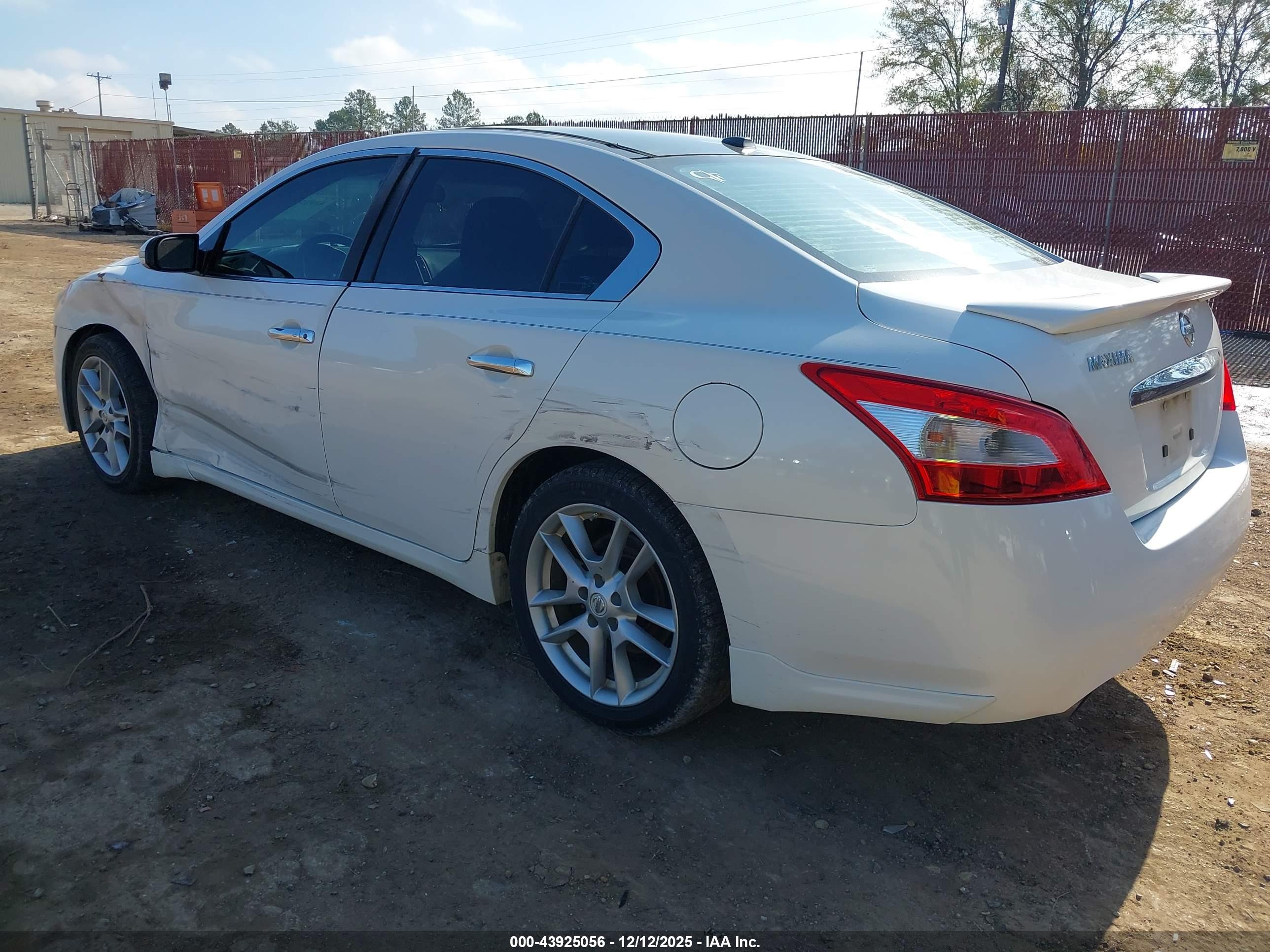 NISSAN MAXIMA image 3