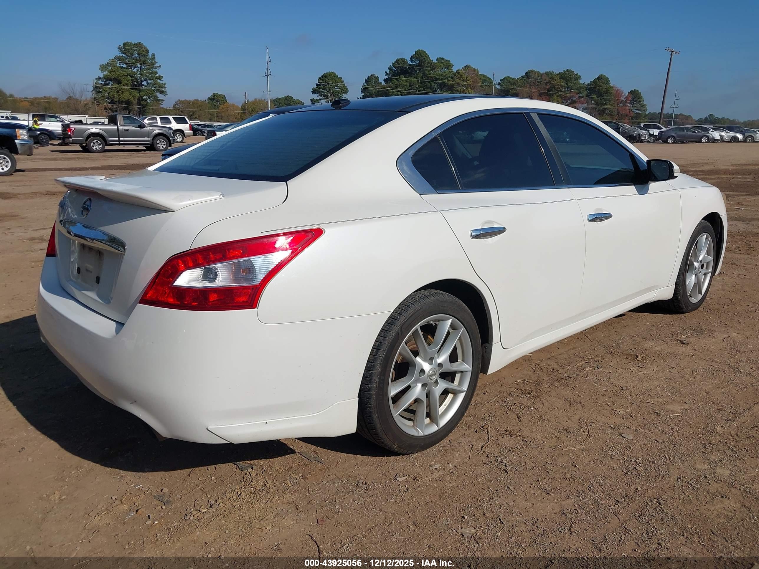 NISSAN MAXIMA image 4