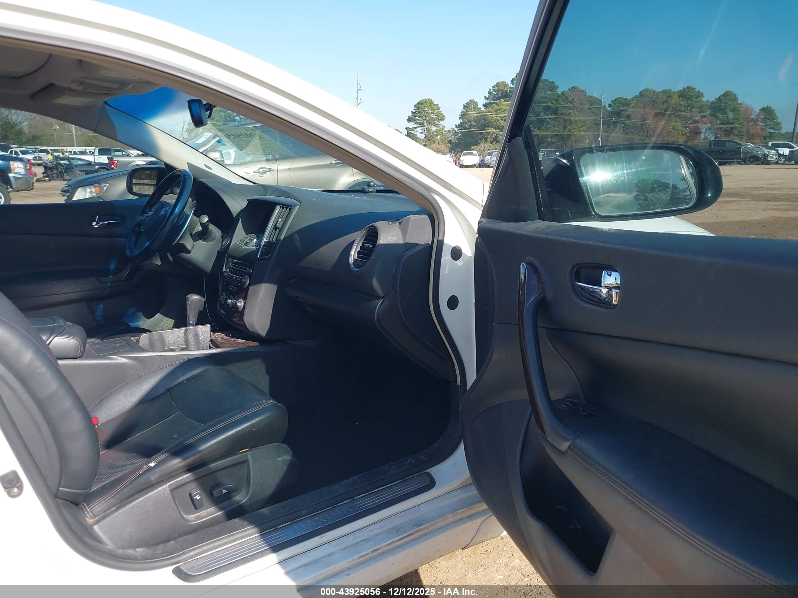NISSAN MAXIMA image 5