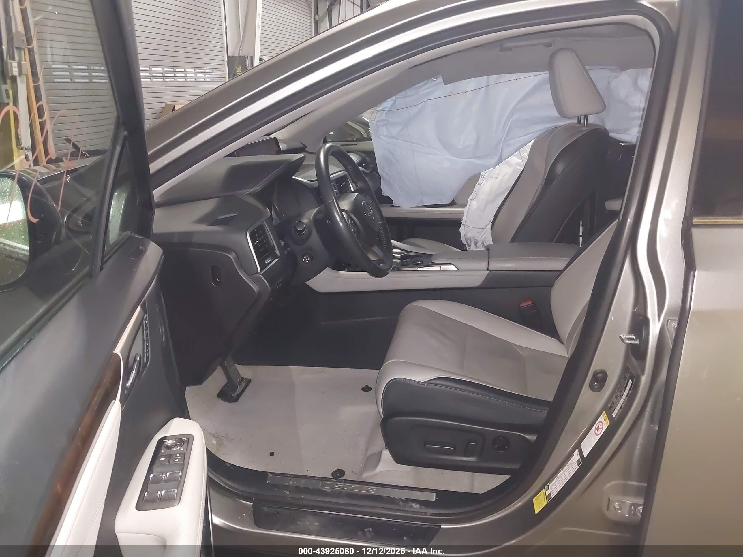 LEXUS RX image 5