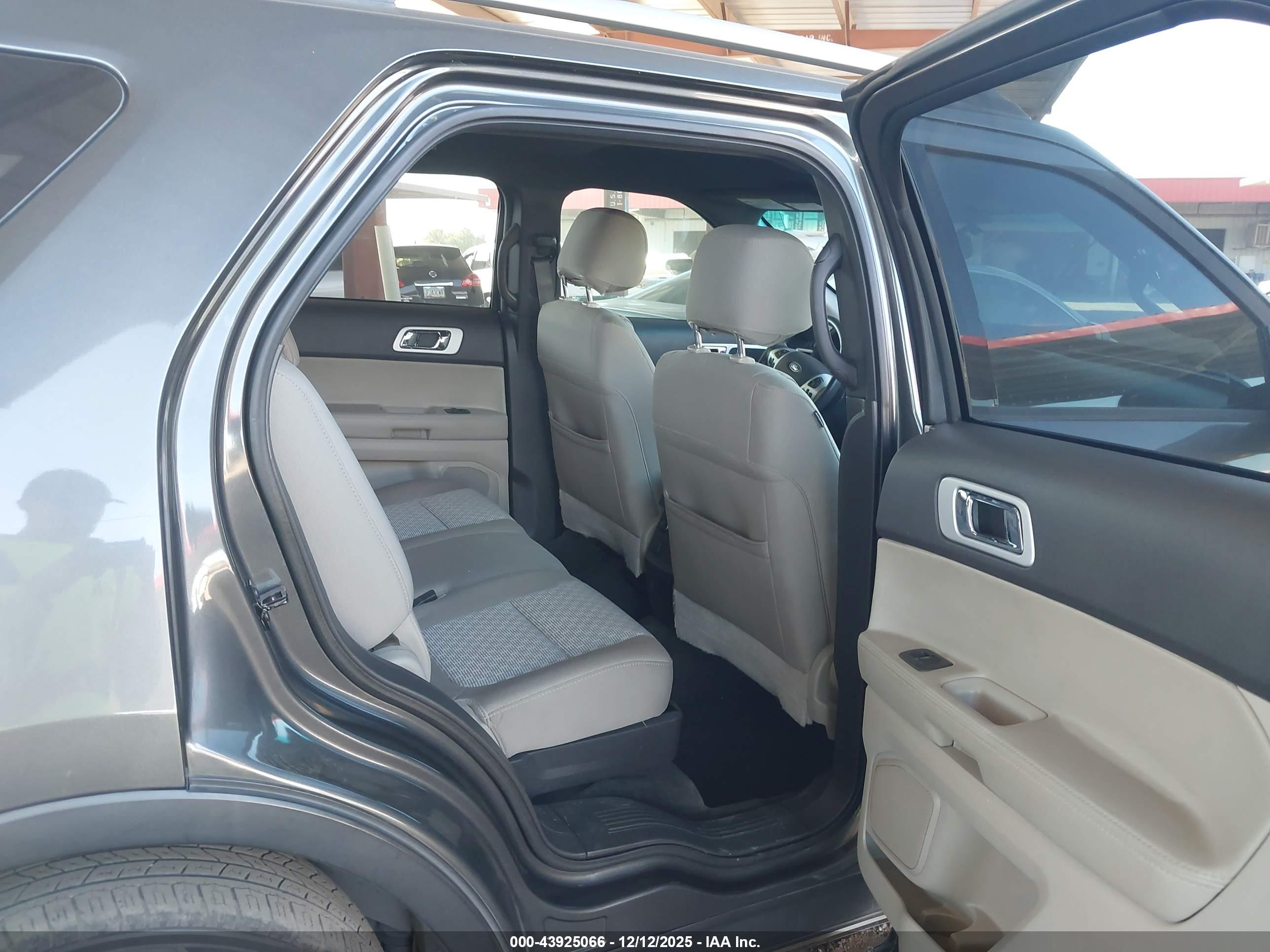 FORD EXPLORER image 8