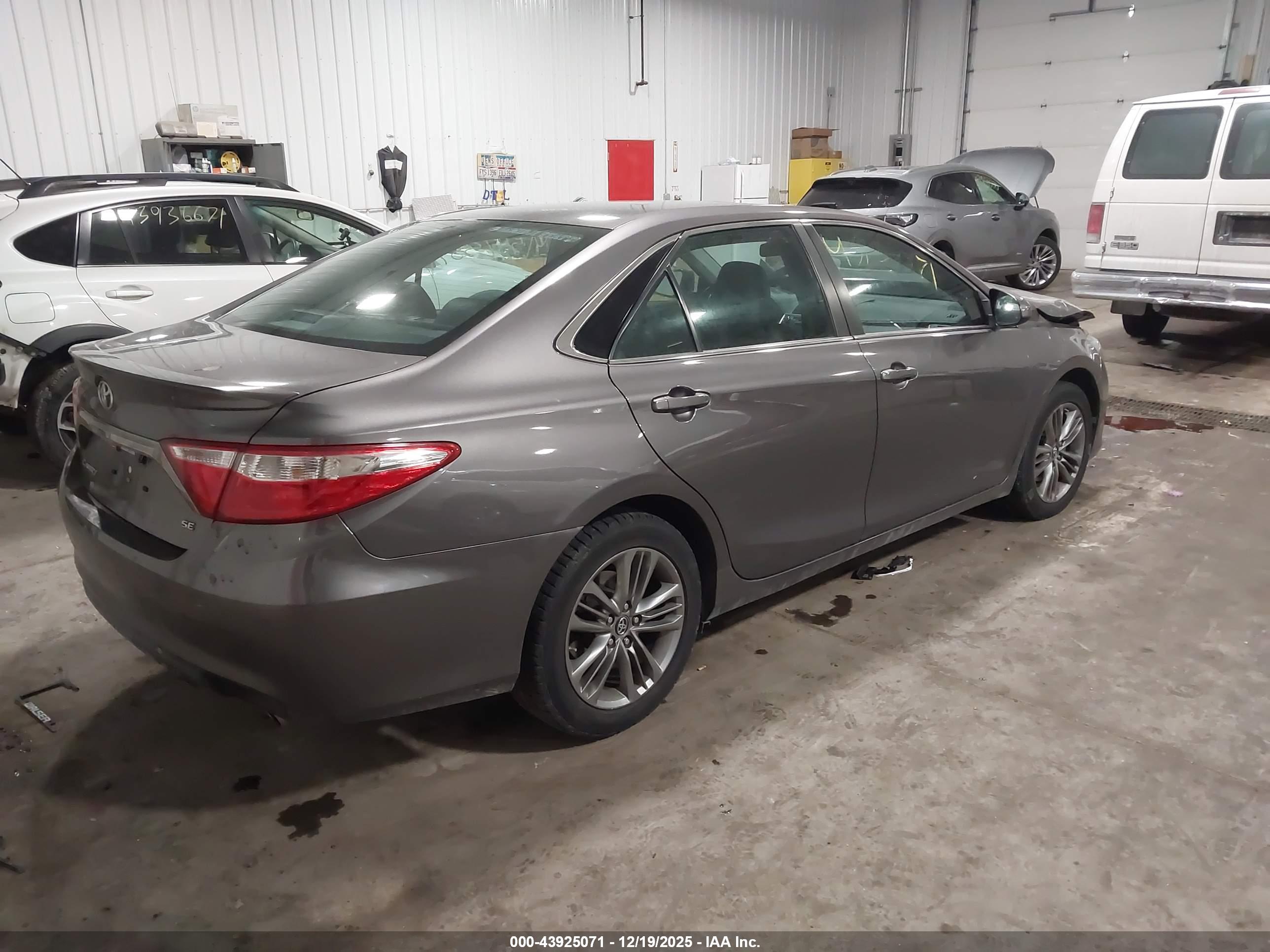 TOYOTA CAMRY image 4