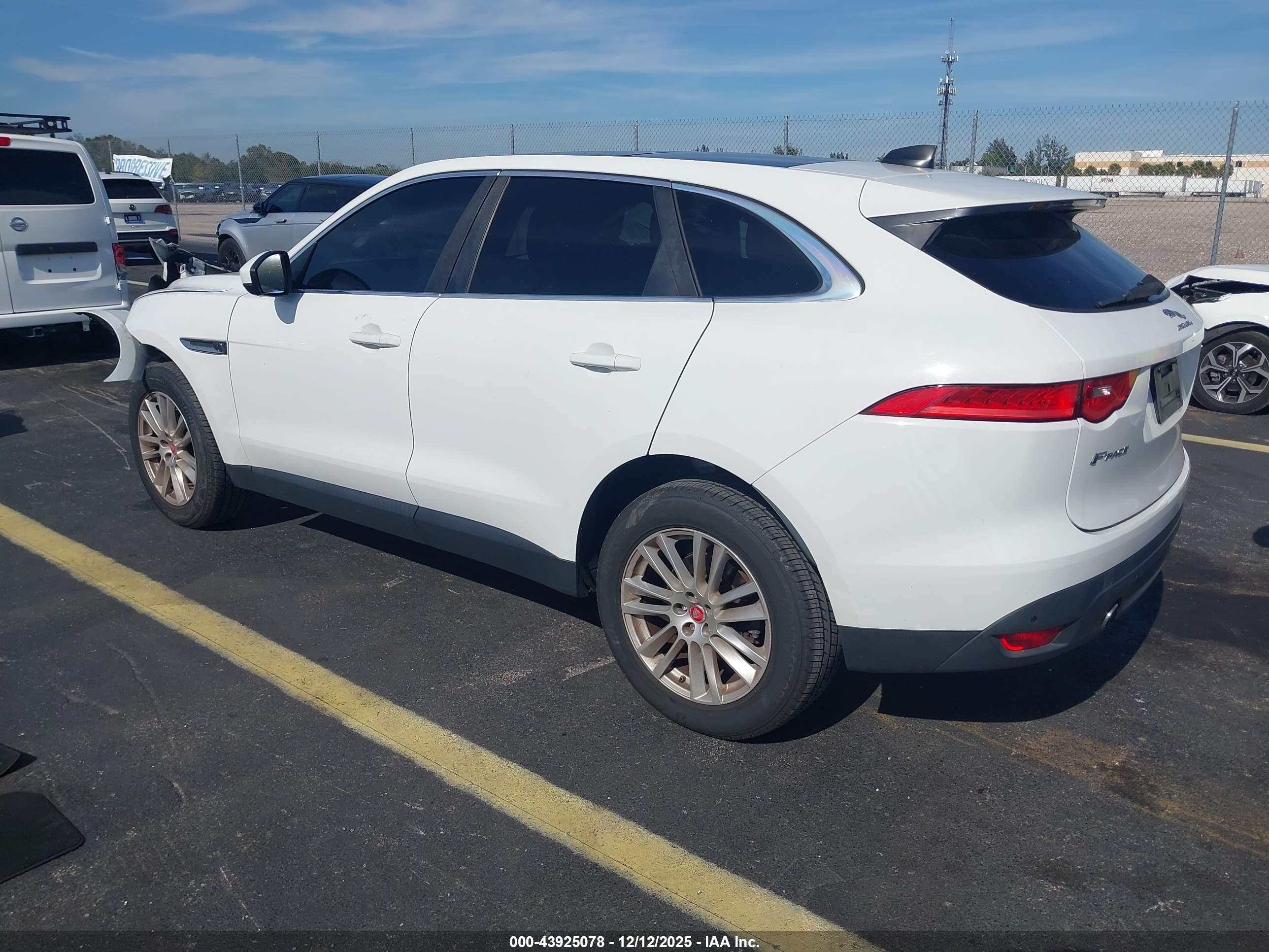 JAGUAR F-PACE image 3