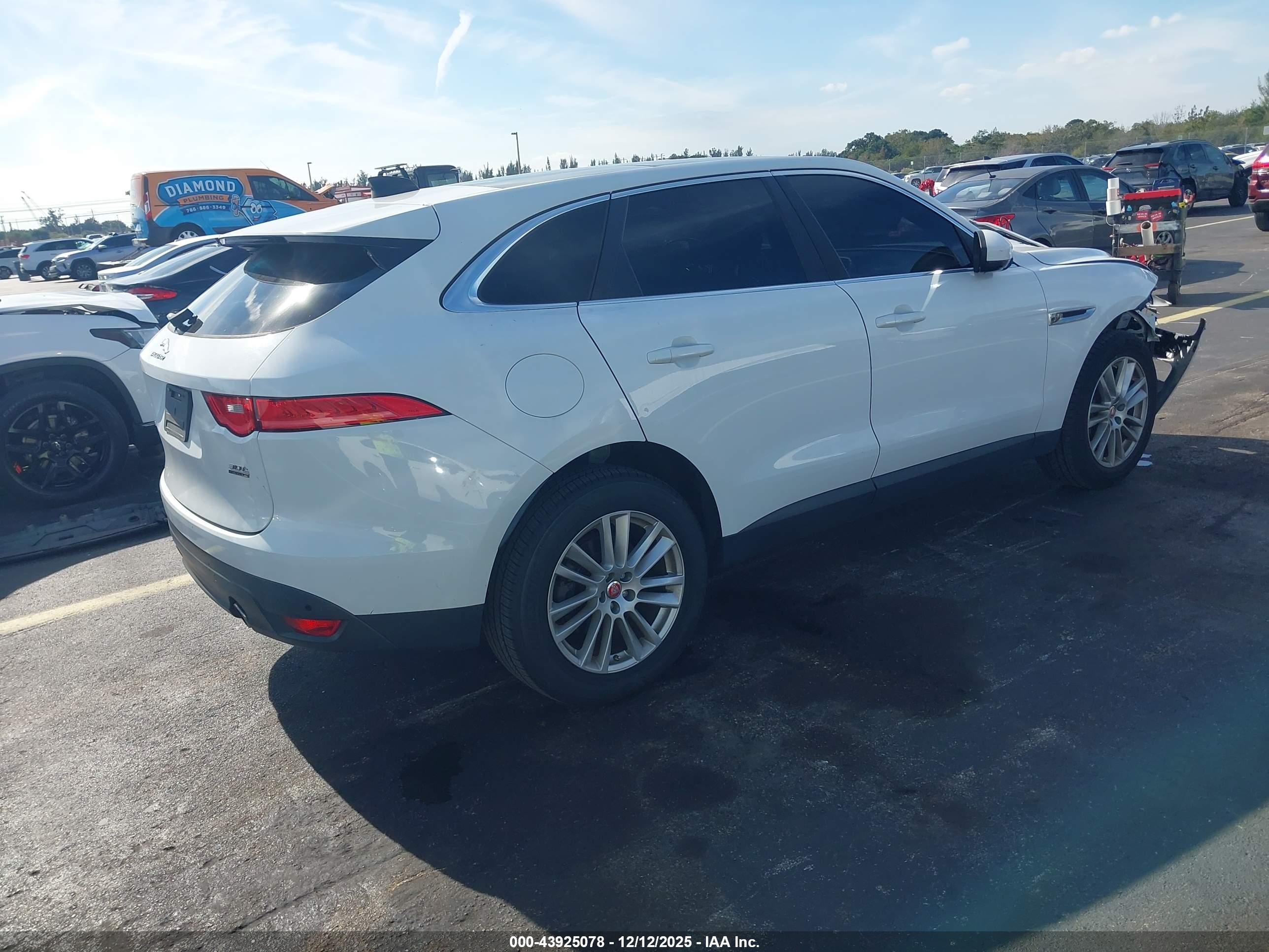 JAGUAR F-PACE image 4