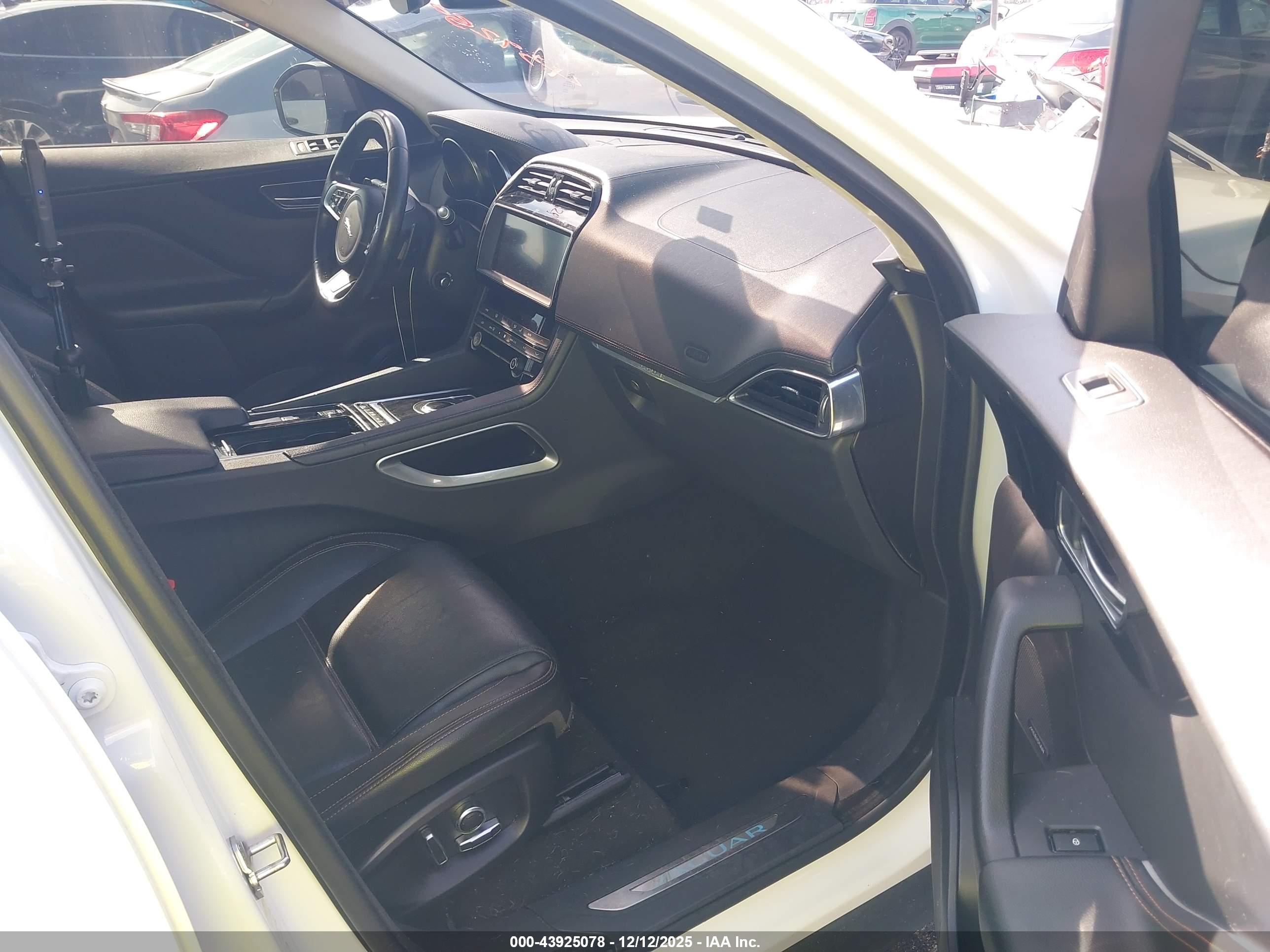 JAGUAR F-PACE image 5