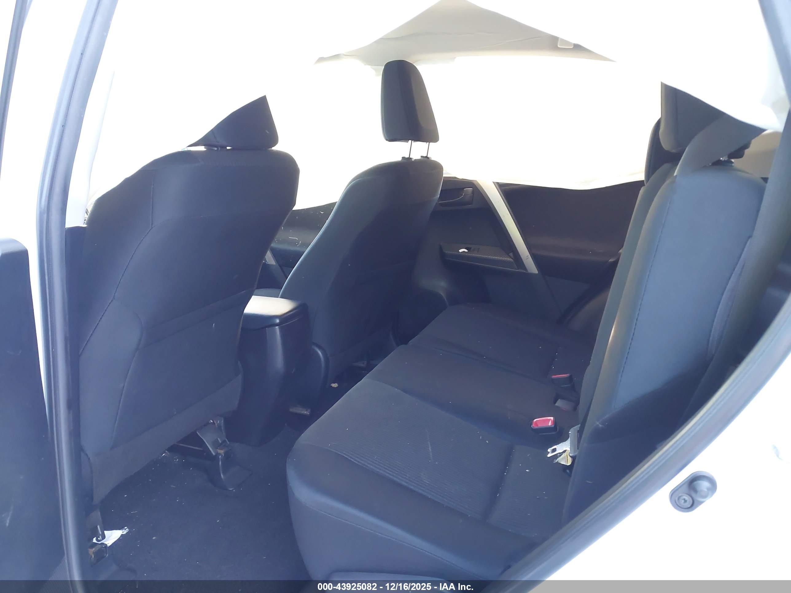 TOYOTA RAV4 image 8