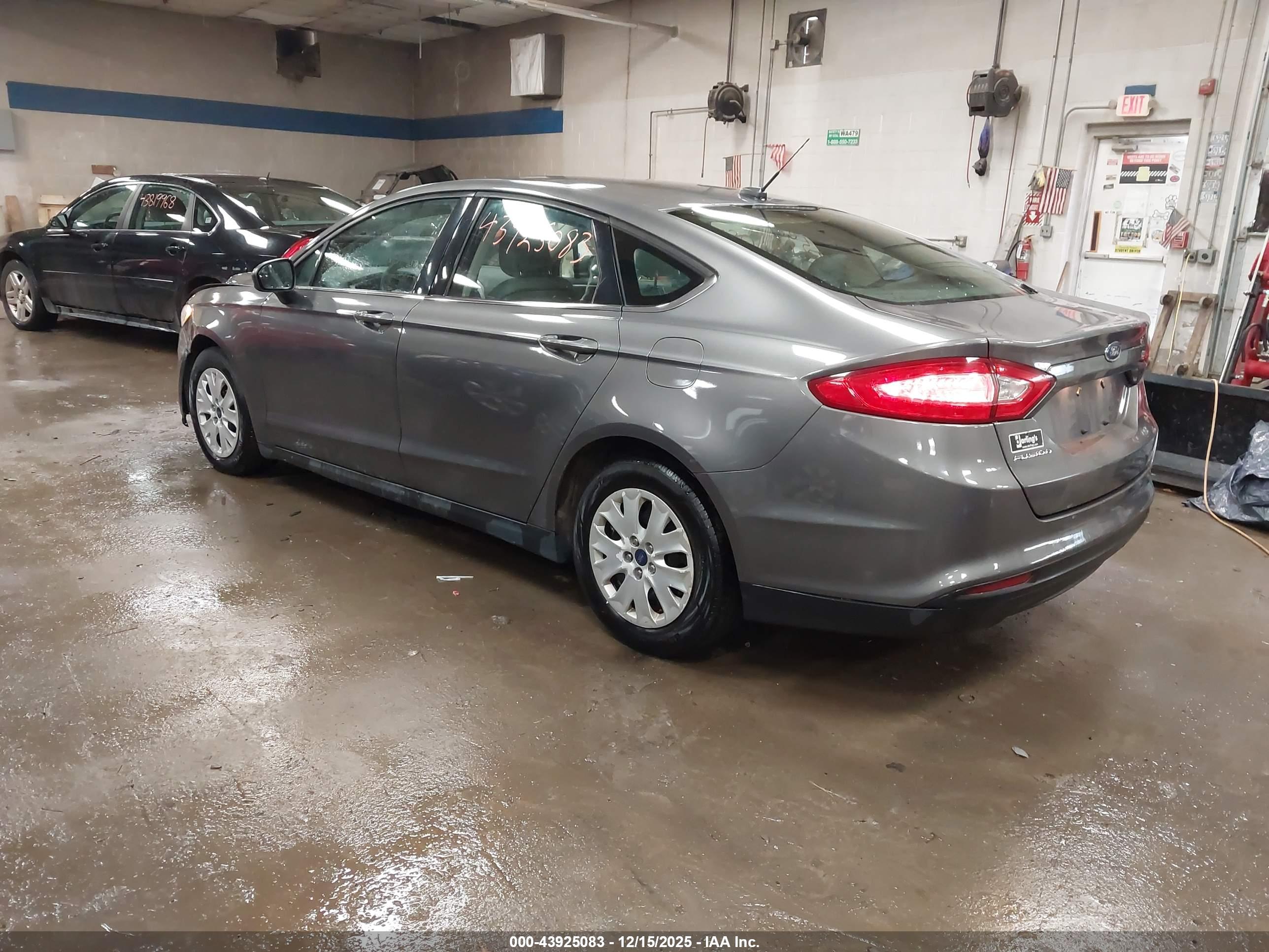 FORD FUSION image 3