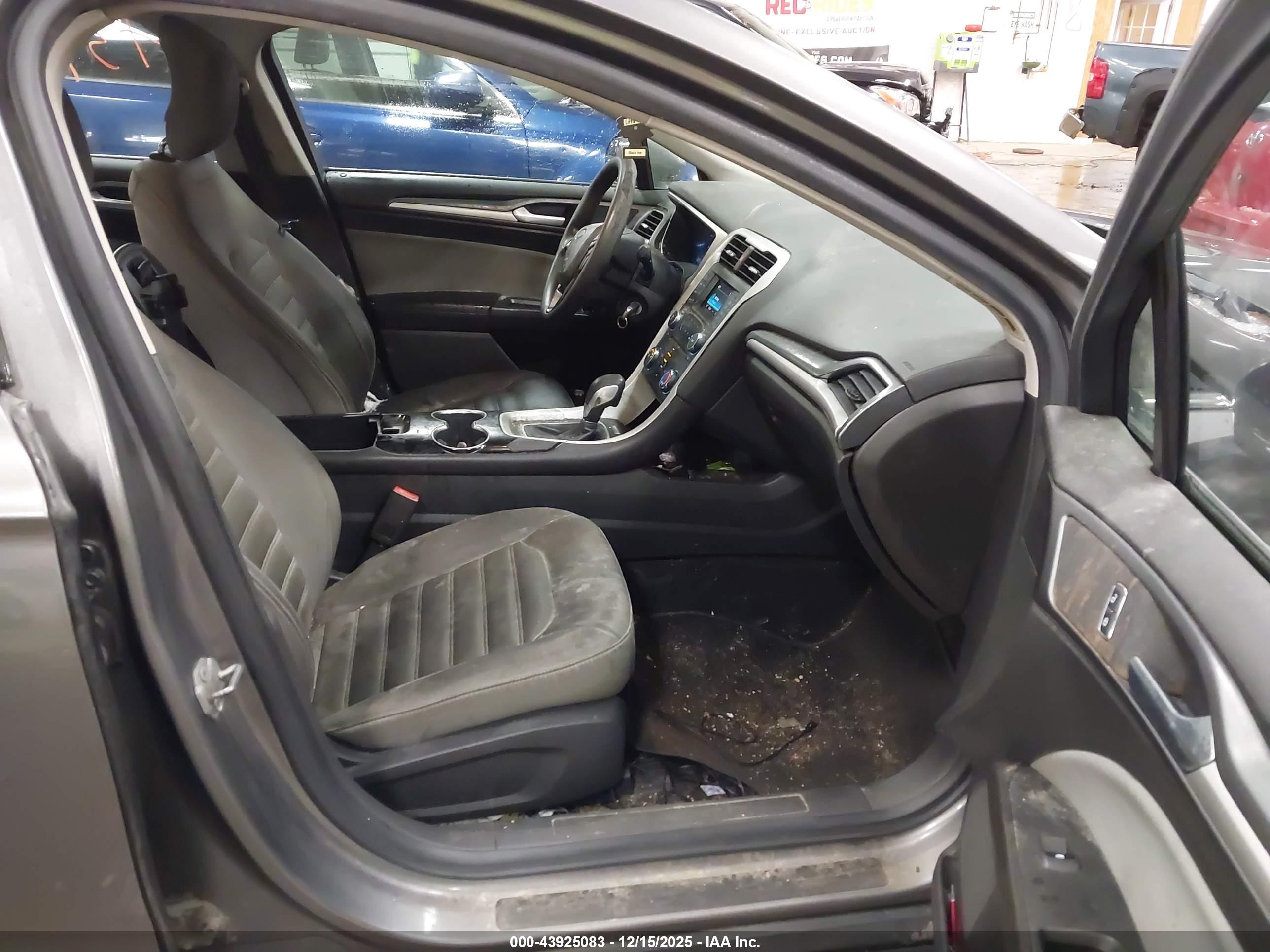 FORD FUSION image 5