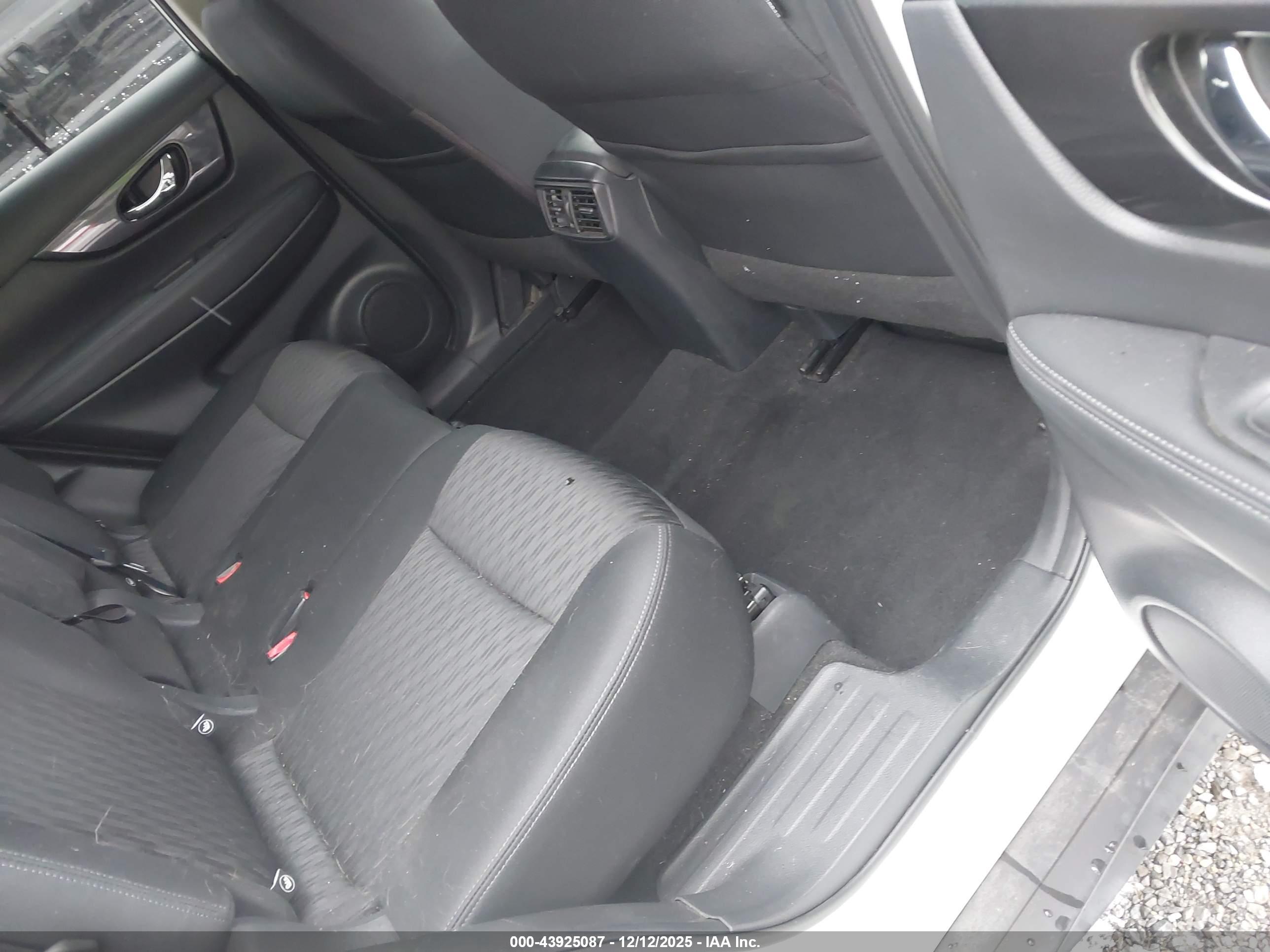 NISSAN ROGUE image 8