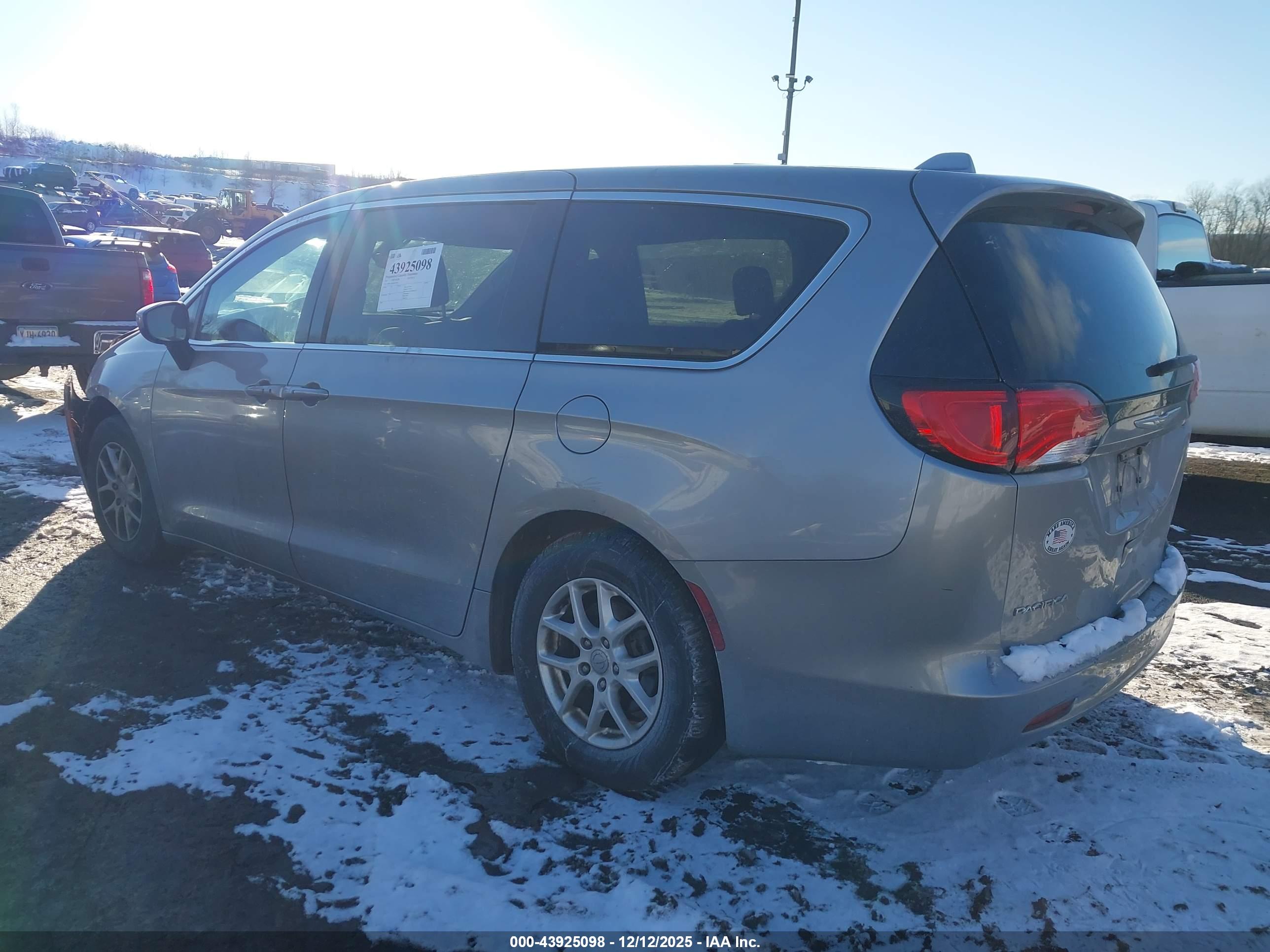 CHRYSLER PACIFICA image 3