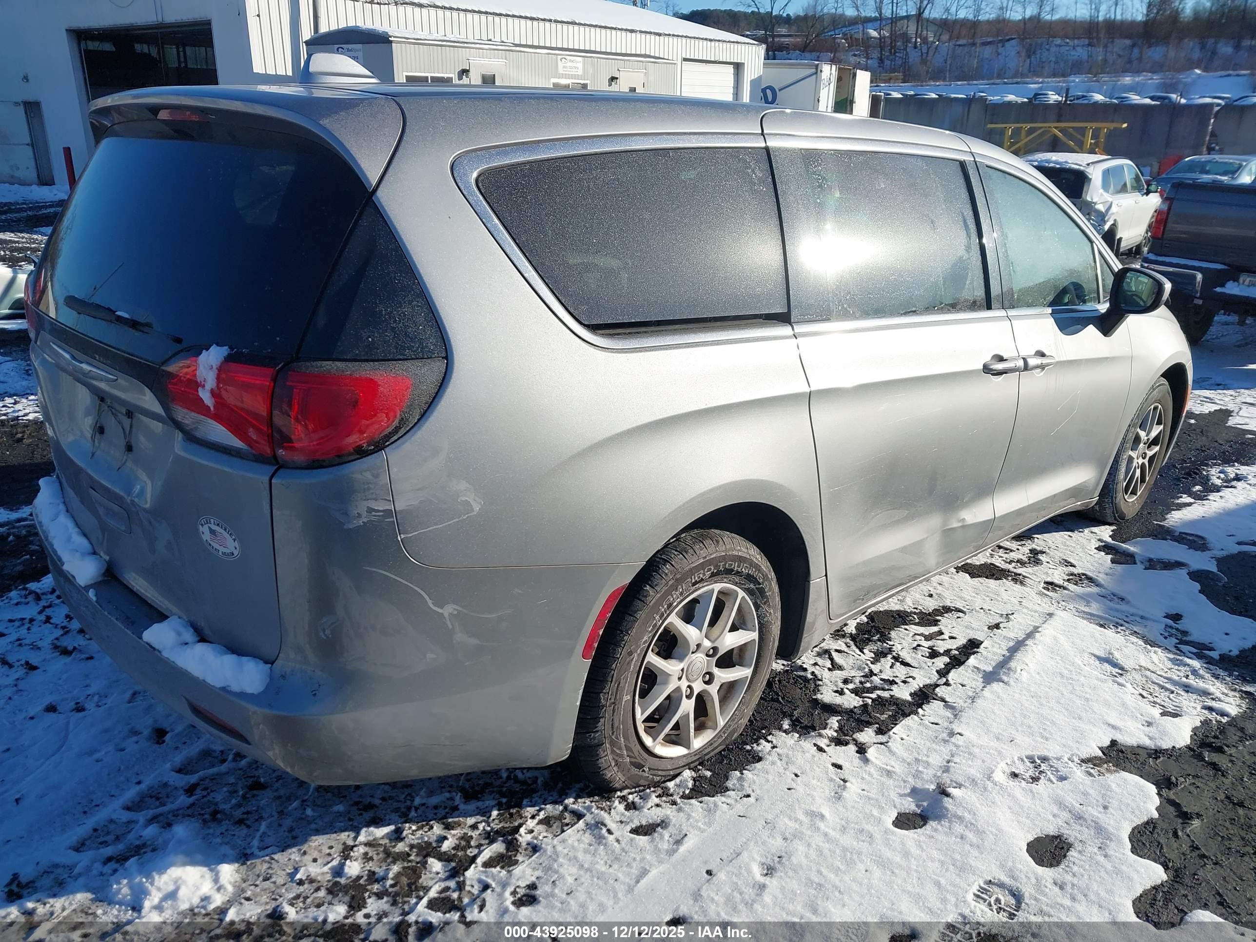 CHRYSLER PACIFICA image 4