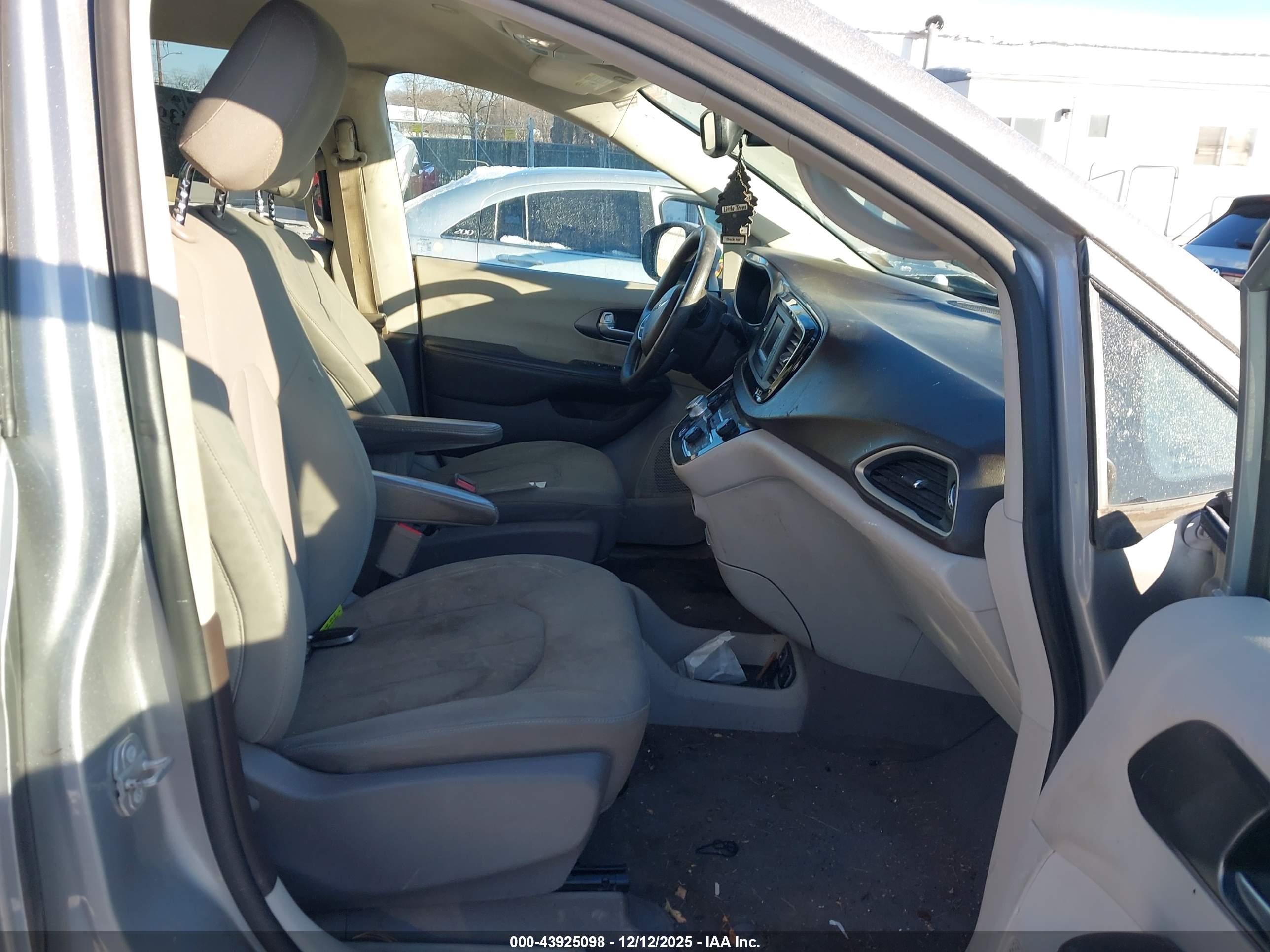 CHRYSLER PACIFICA image 5