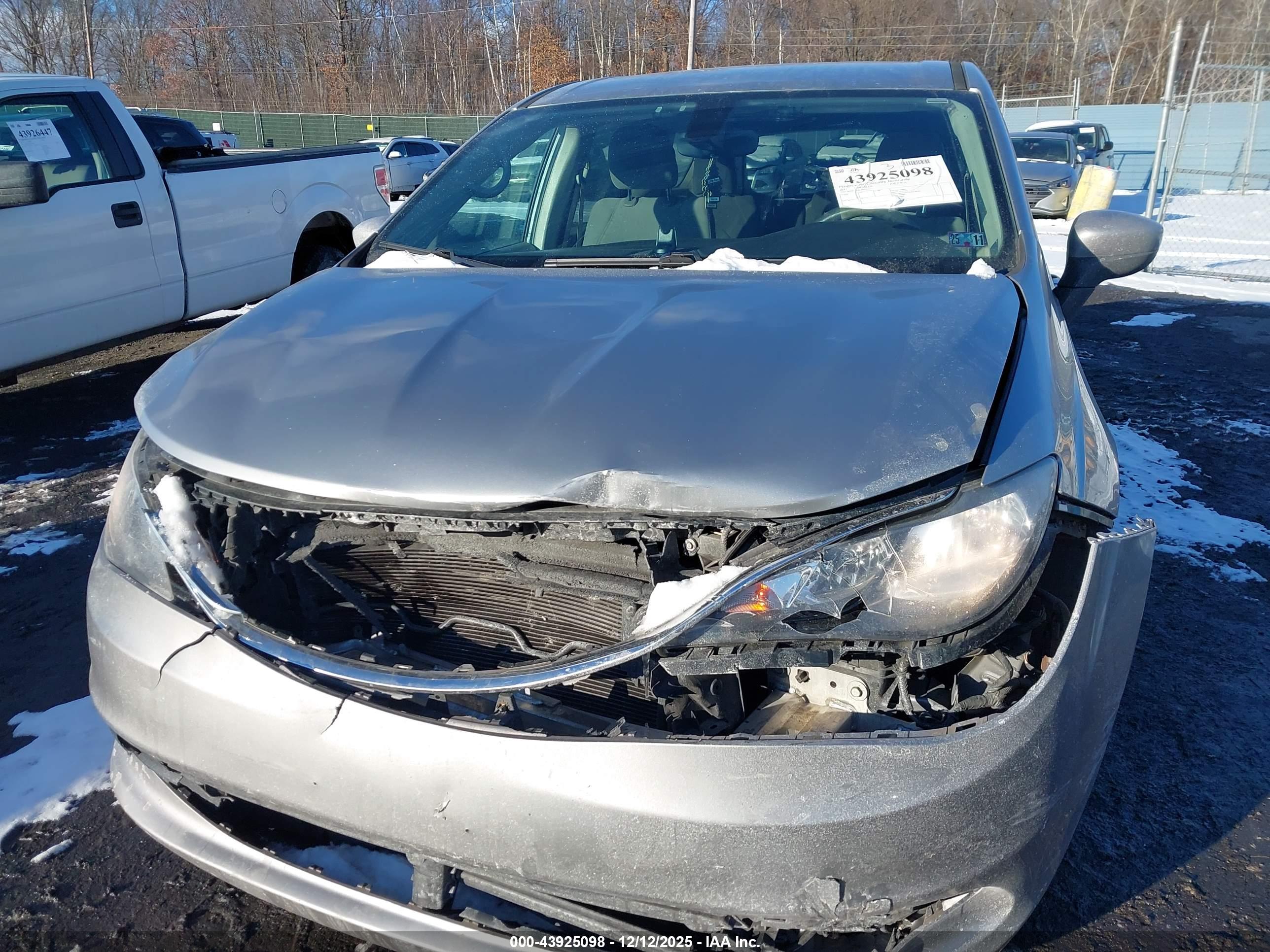 CHRYSLER PACIFICA image 6