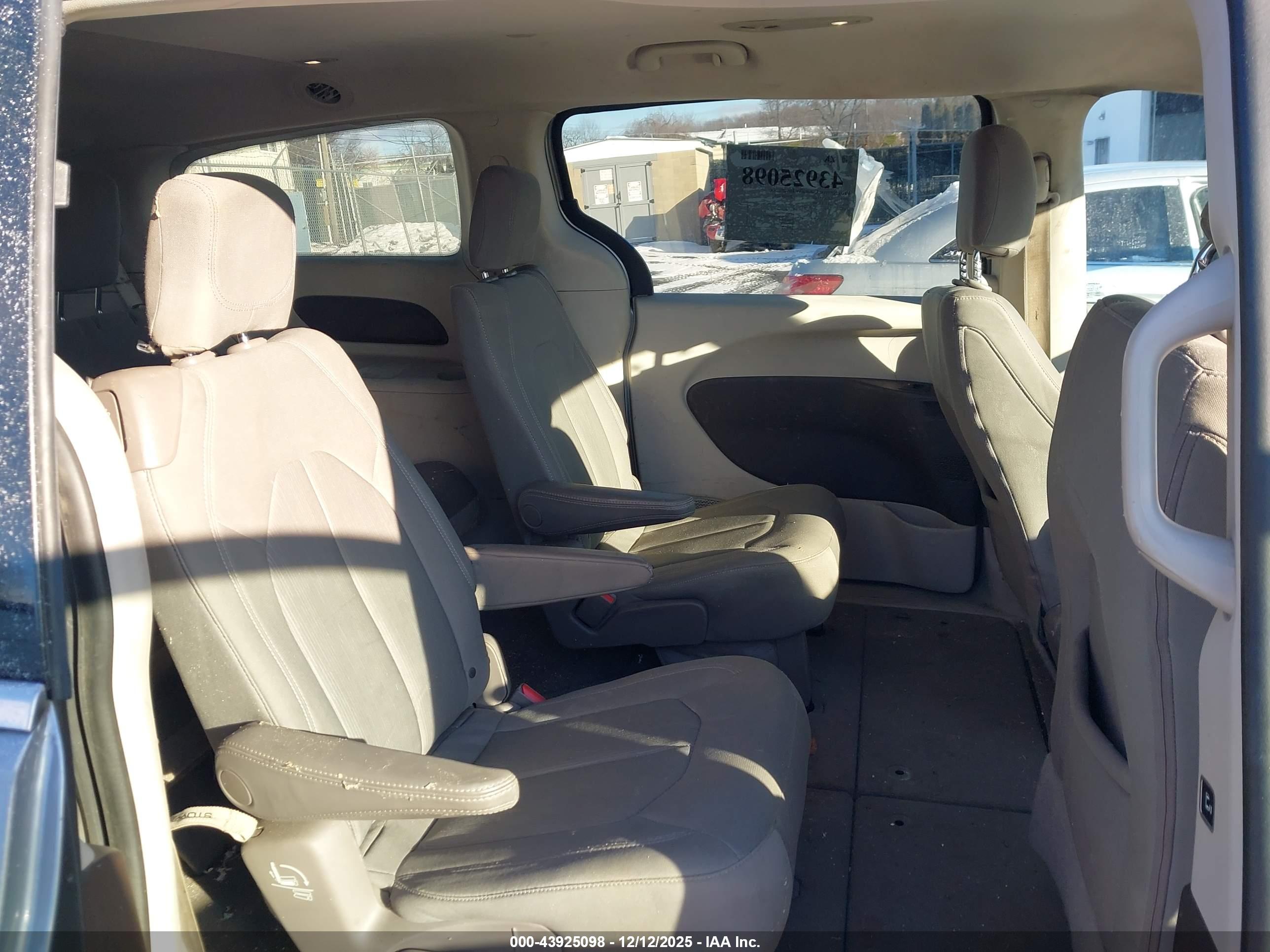 CHRYSLER PACIFICA image 8