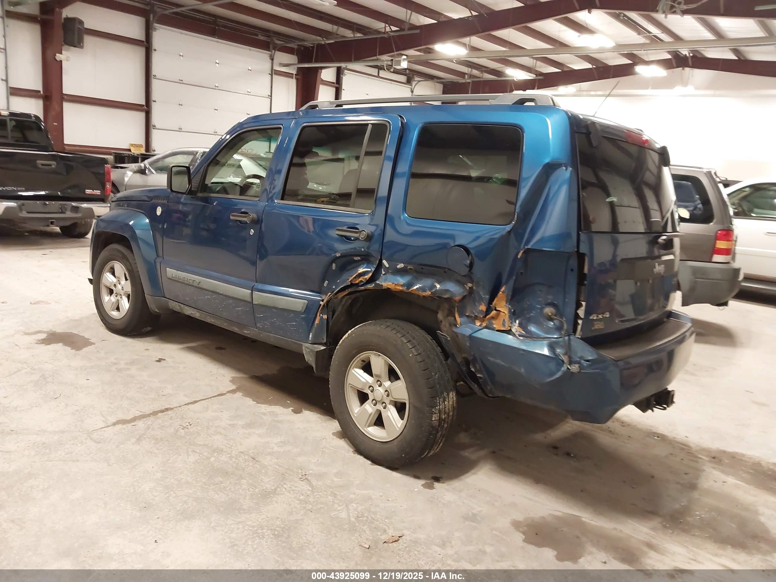 JEEP LIBERTY image 3
