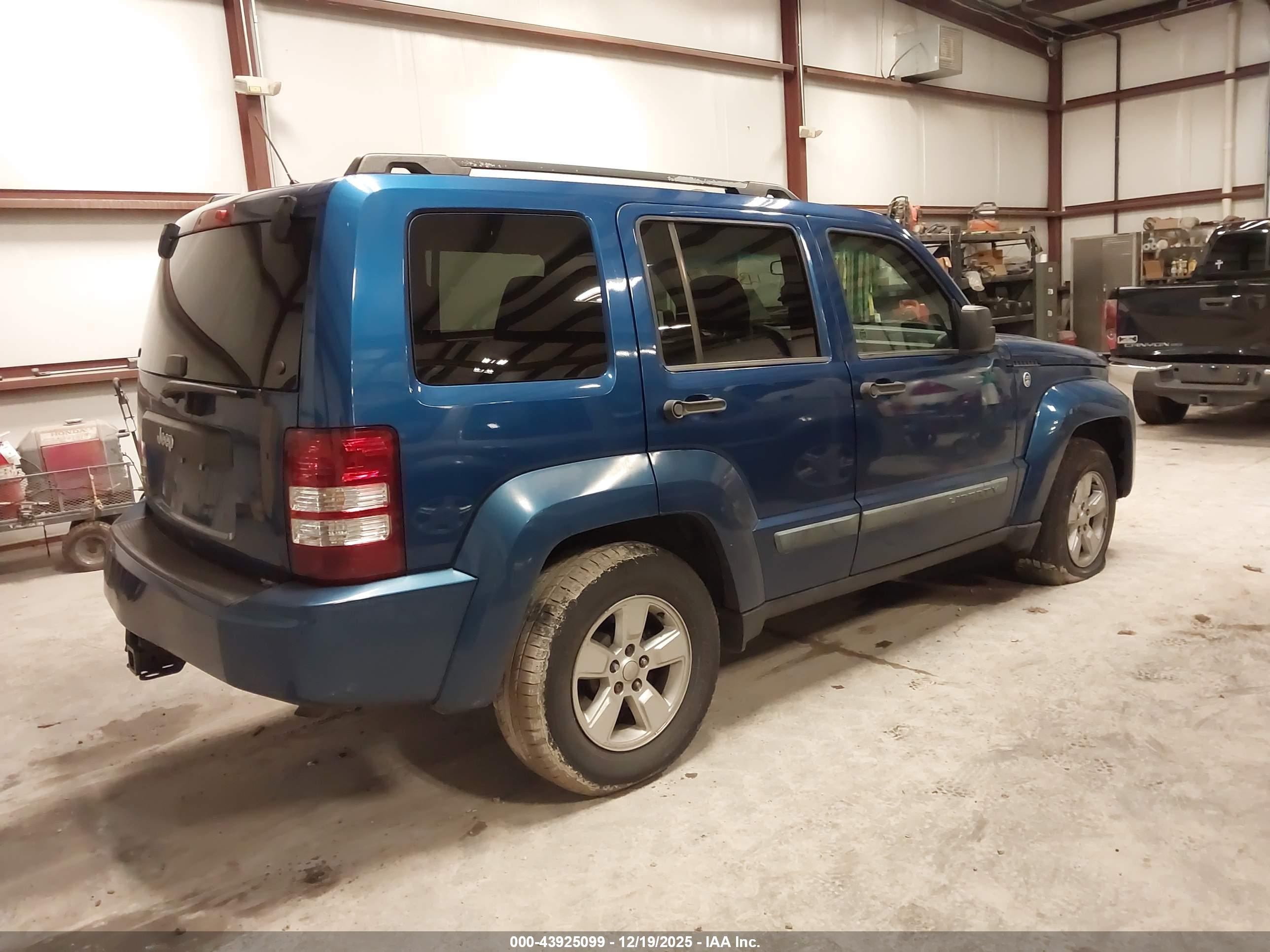 JEEP LIBERTY image 4