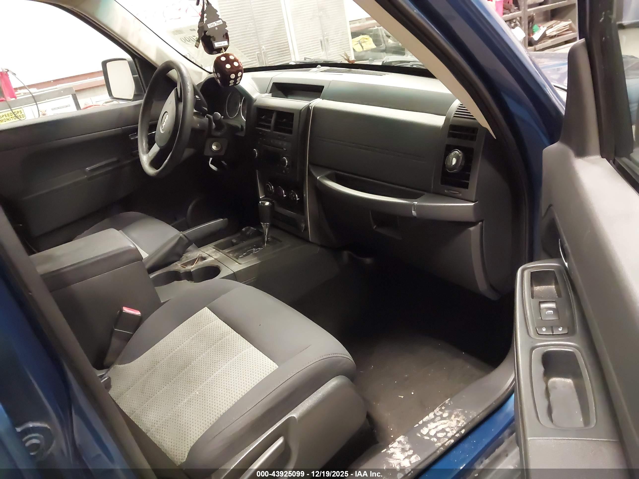 JEEP LIBERTY image 5