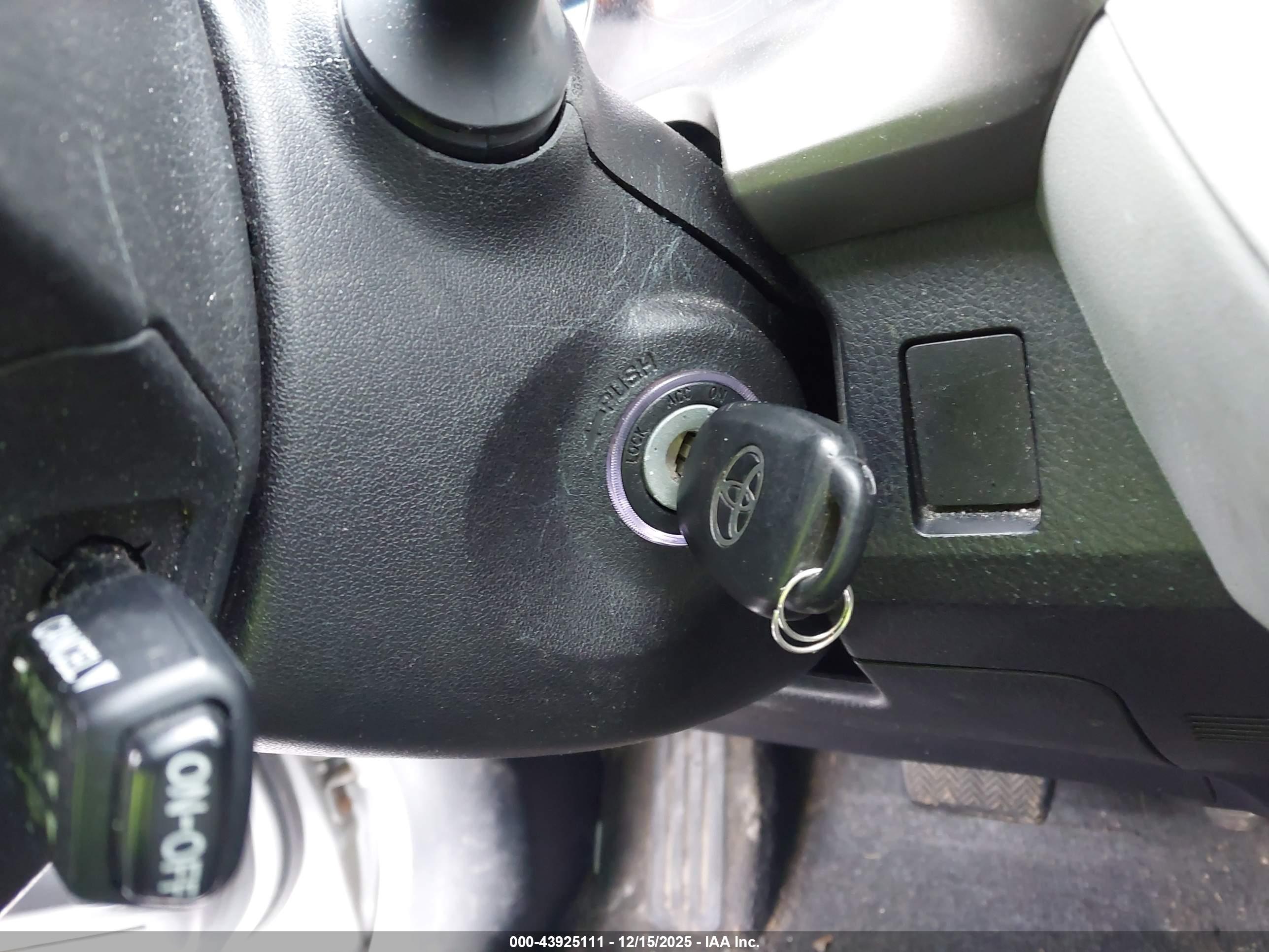 TOYOTA RAV4 image 11