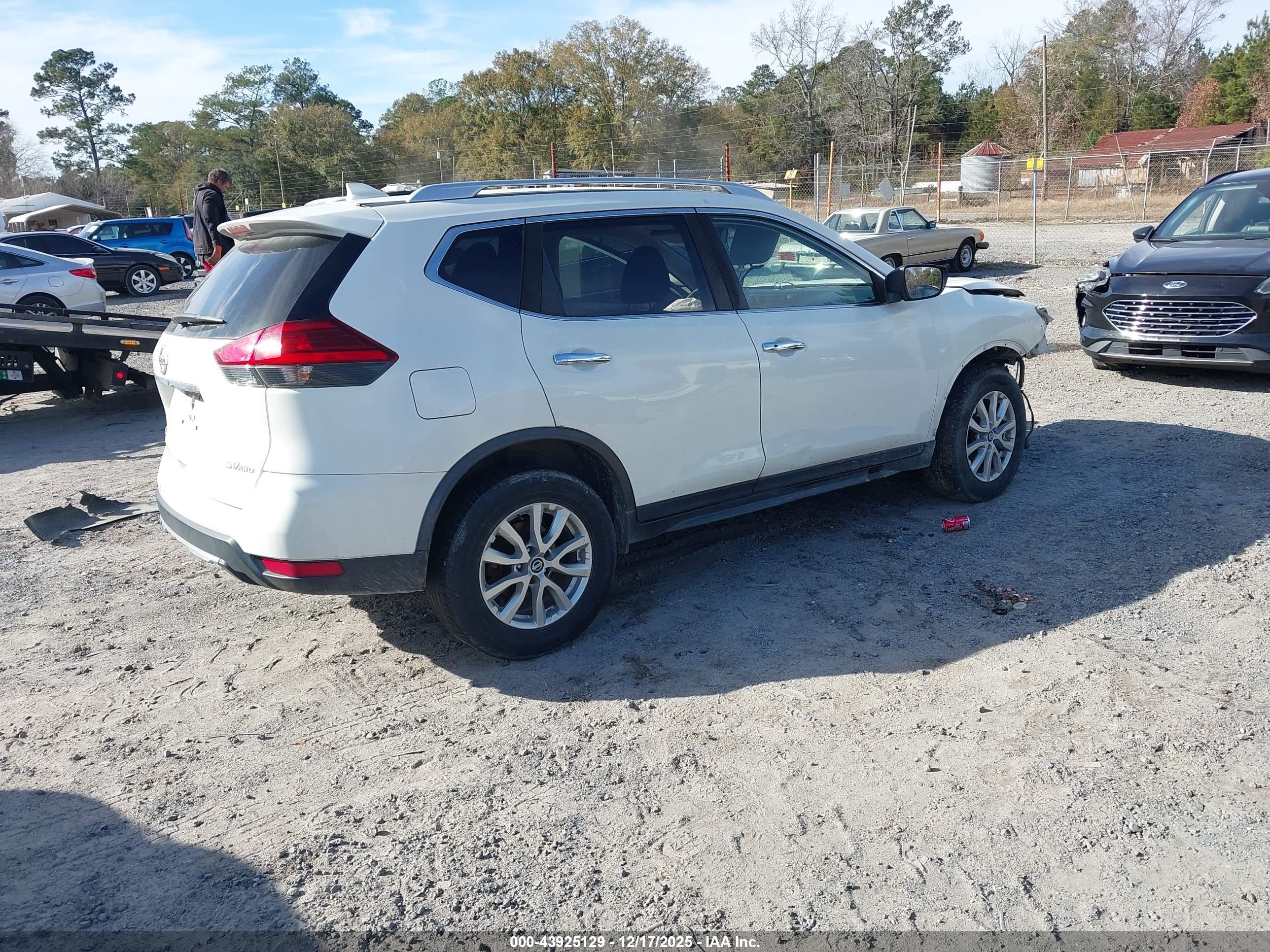 NISSAN ROGUE image 4