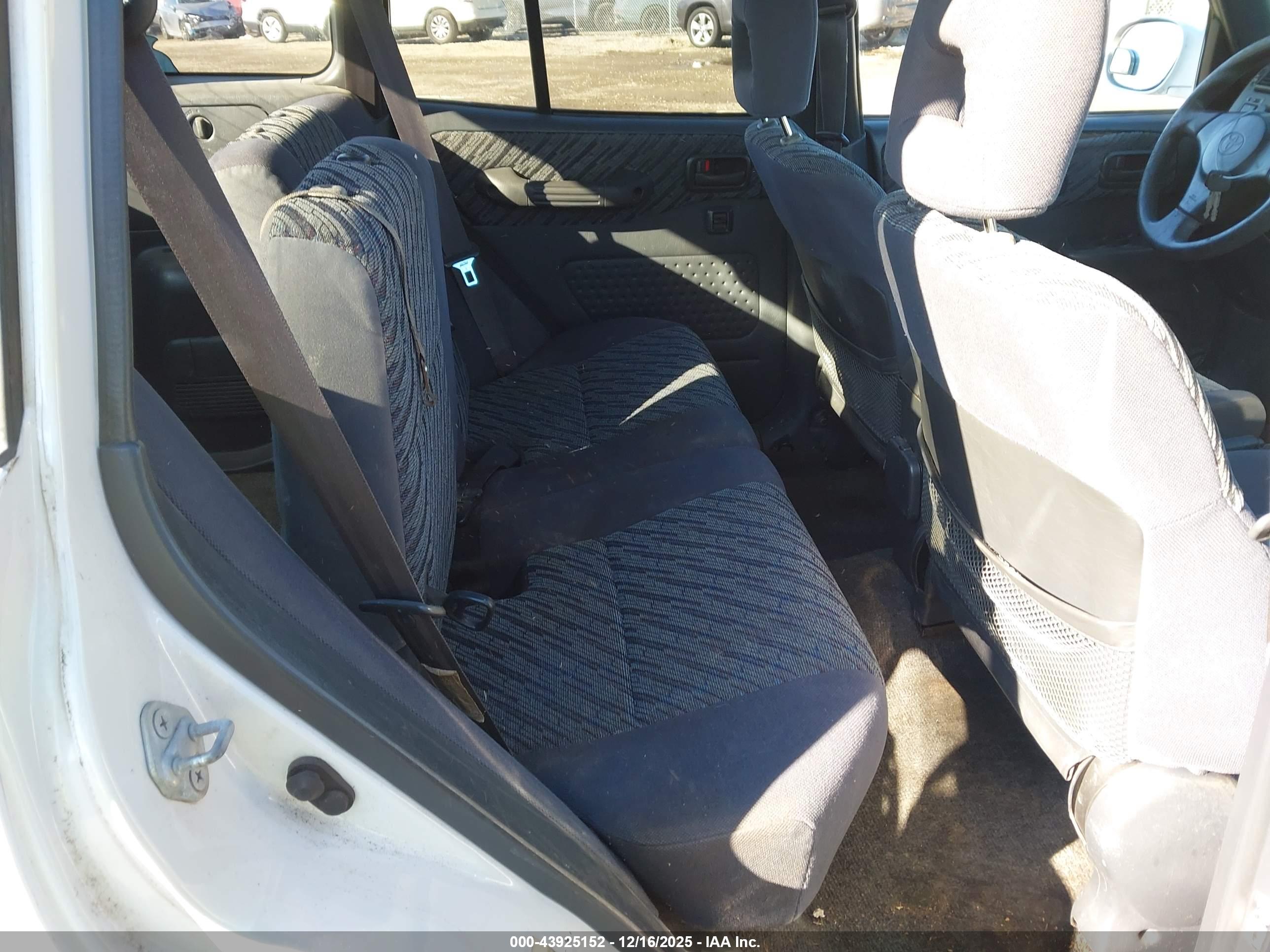 TOYOTA RAV4 image 8