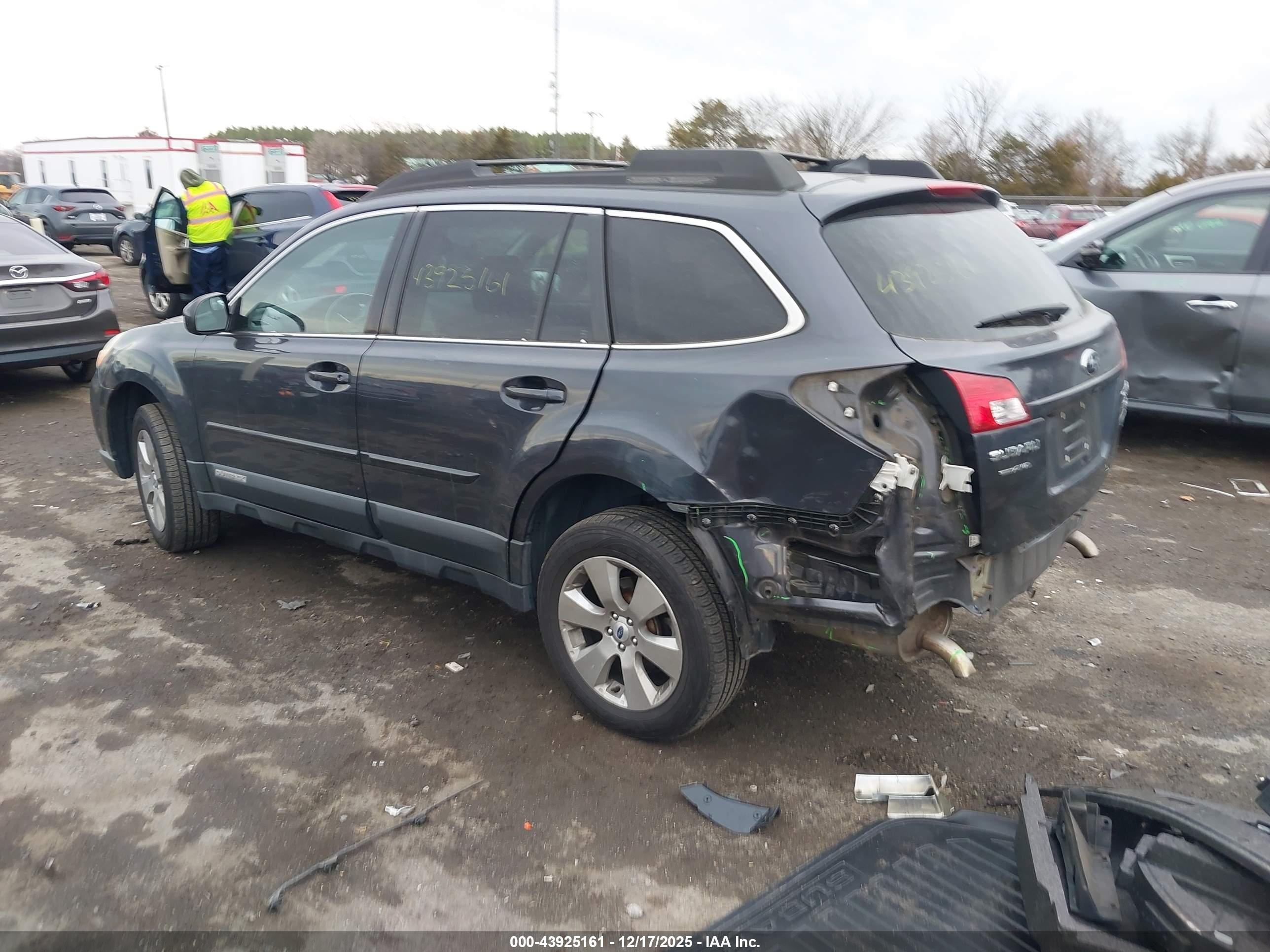 SUBARU OUTBACK image 3