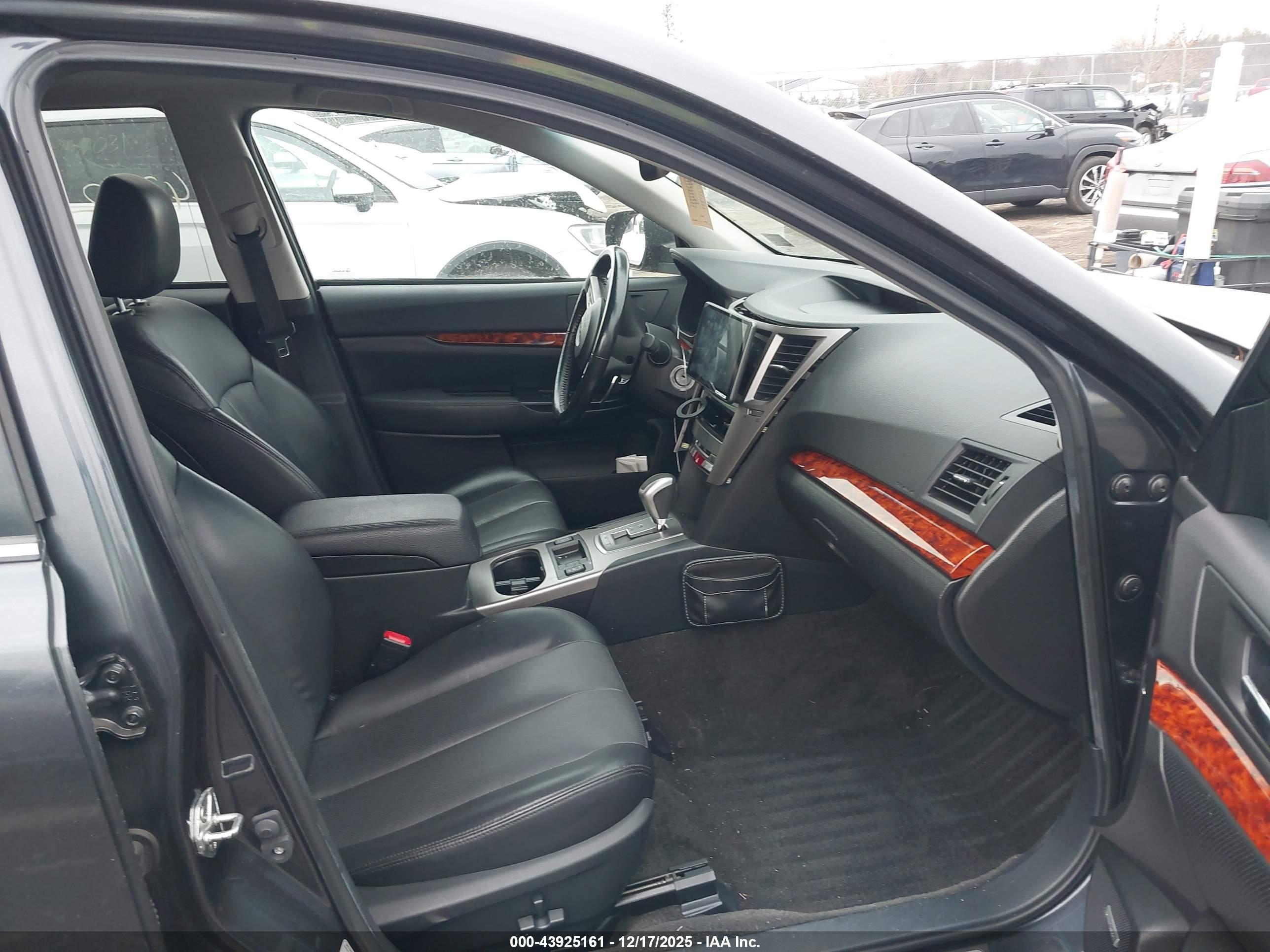 SUBARU OUTBACK image 5