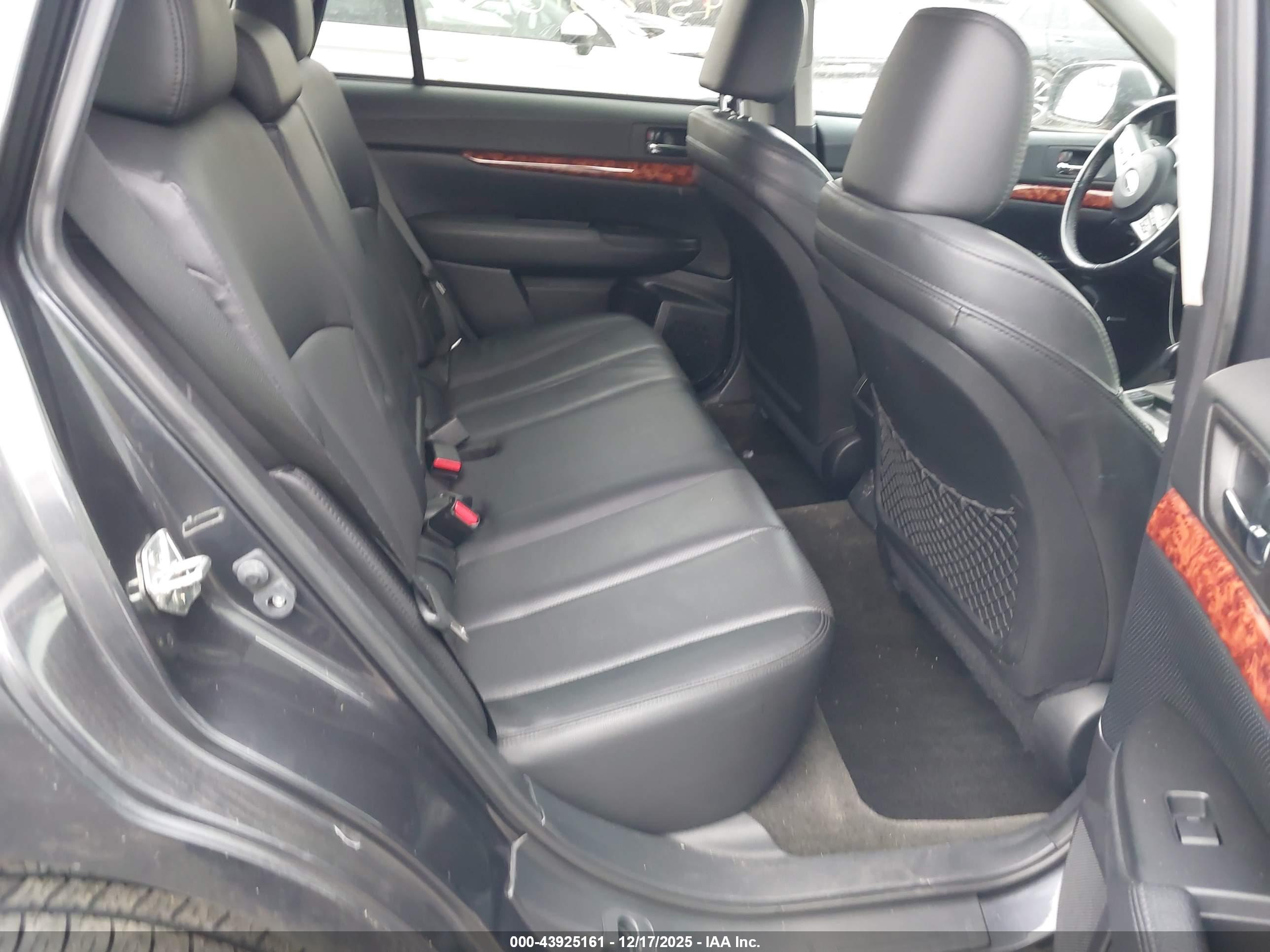 SUBARU OUTBACK image 8