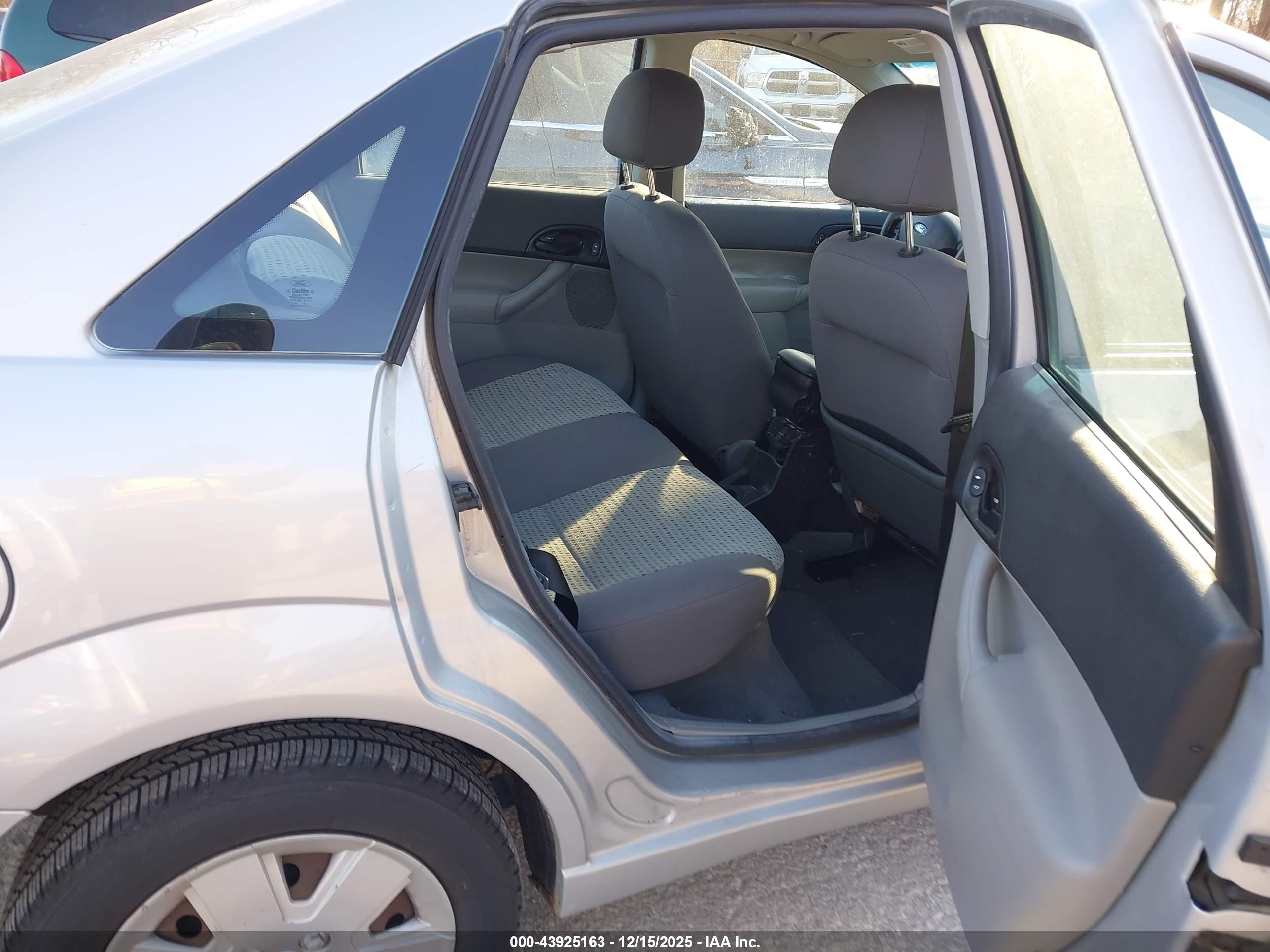 FORD FOCUS image 8