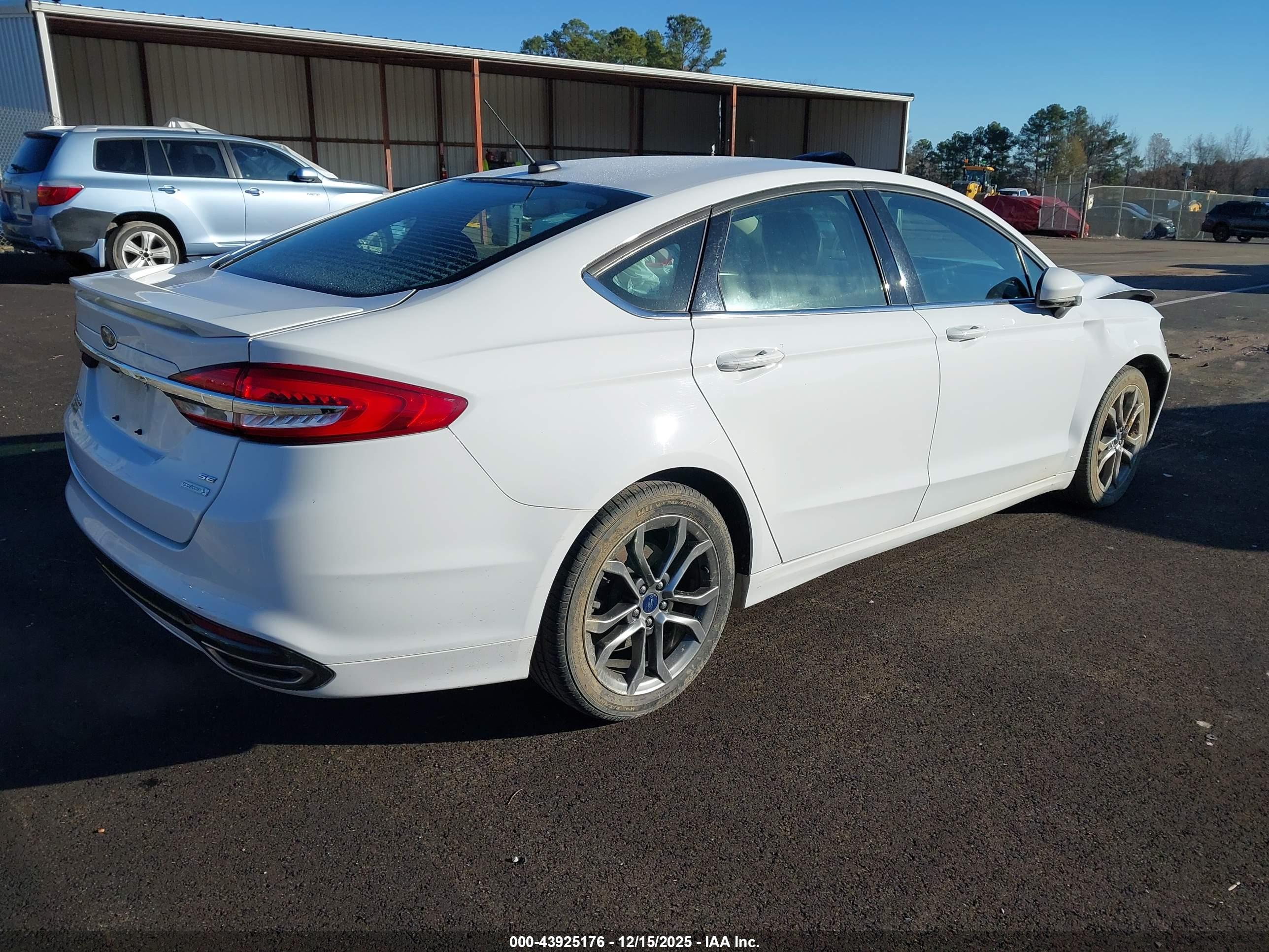 FORD FUSION image 4