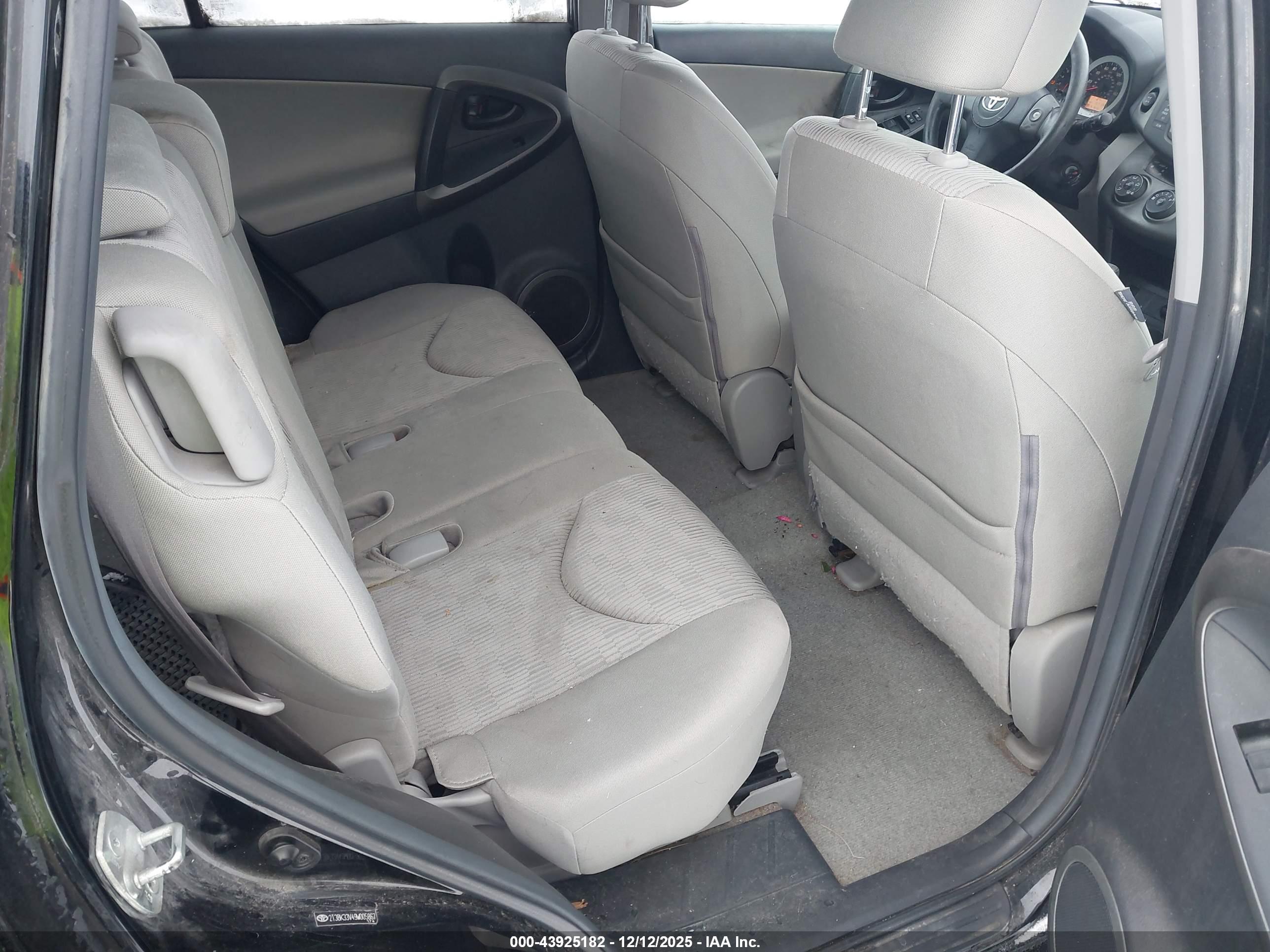 TOYOTA RAV4 image 8