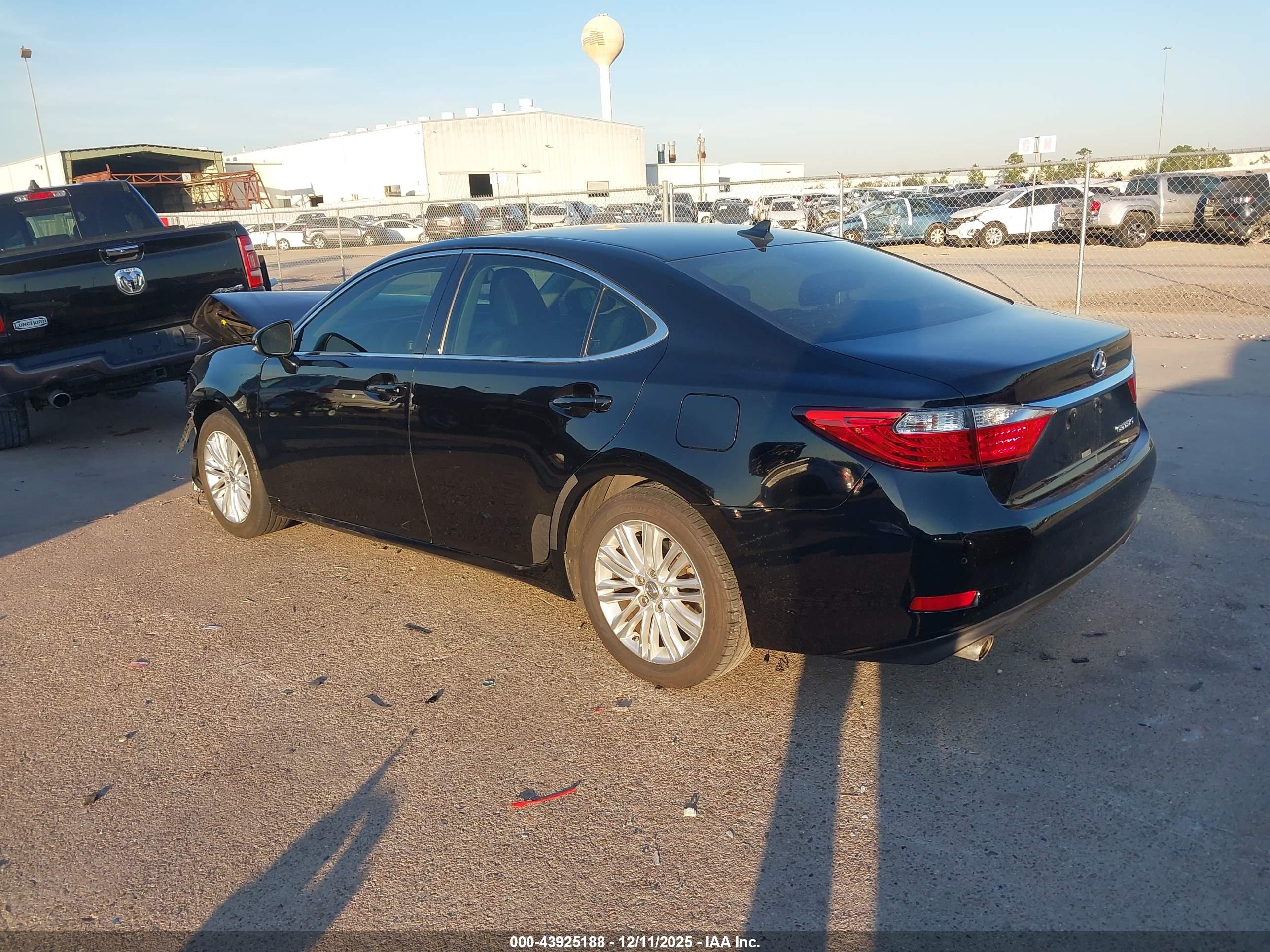 LEXUS ES image 3