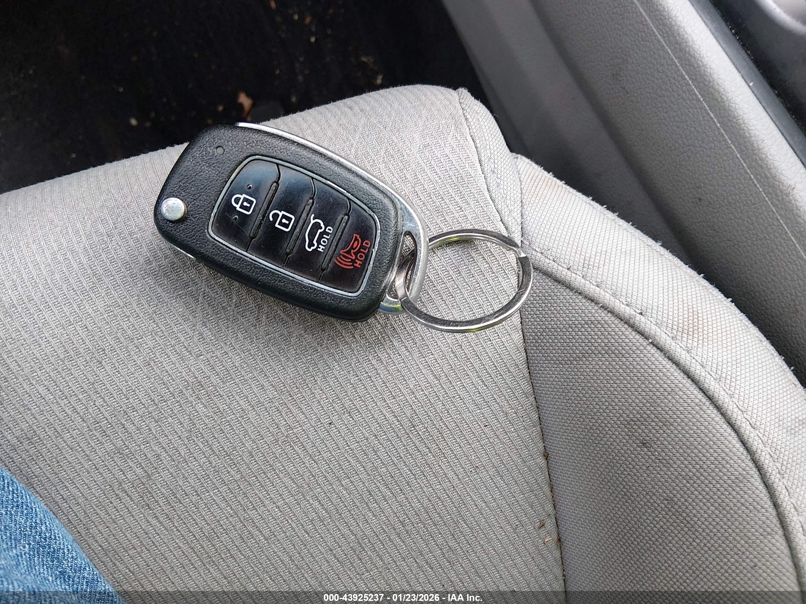 HYUNDAI TUCSON image 11