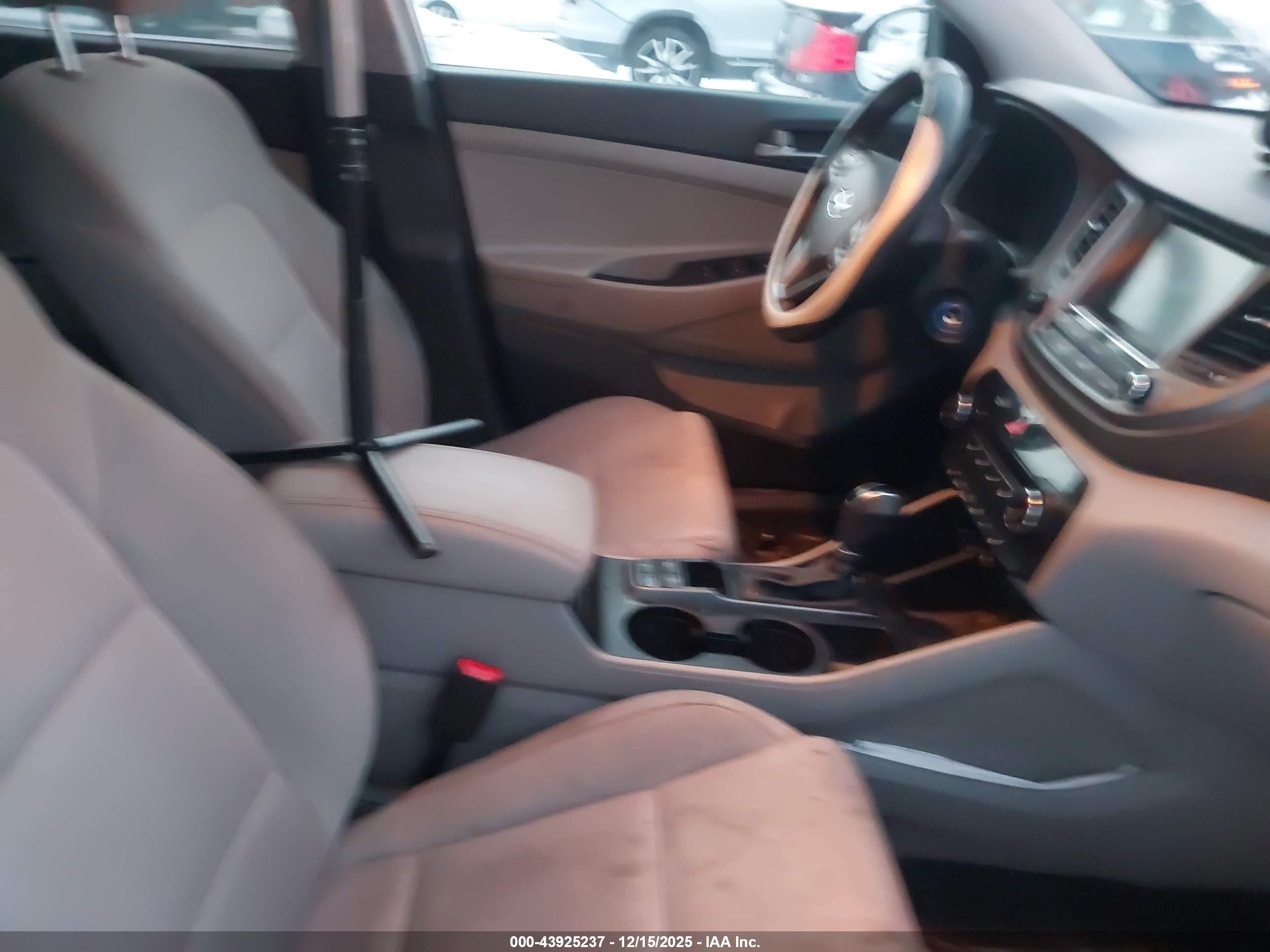 HYUNDAI TUCSON image 5