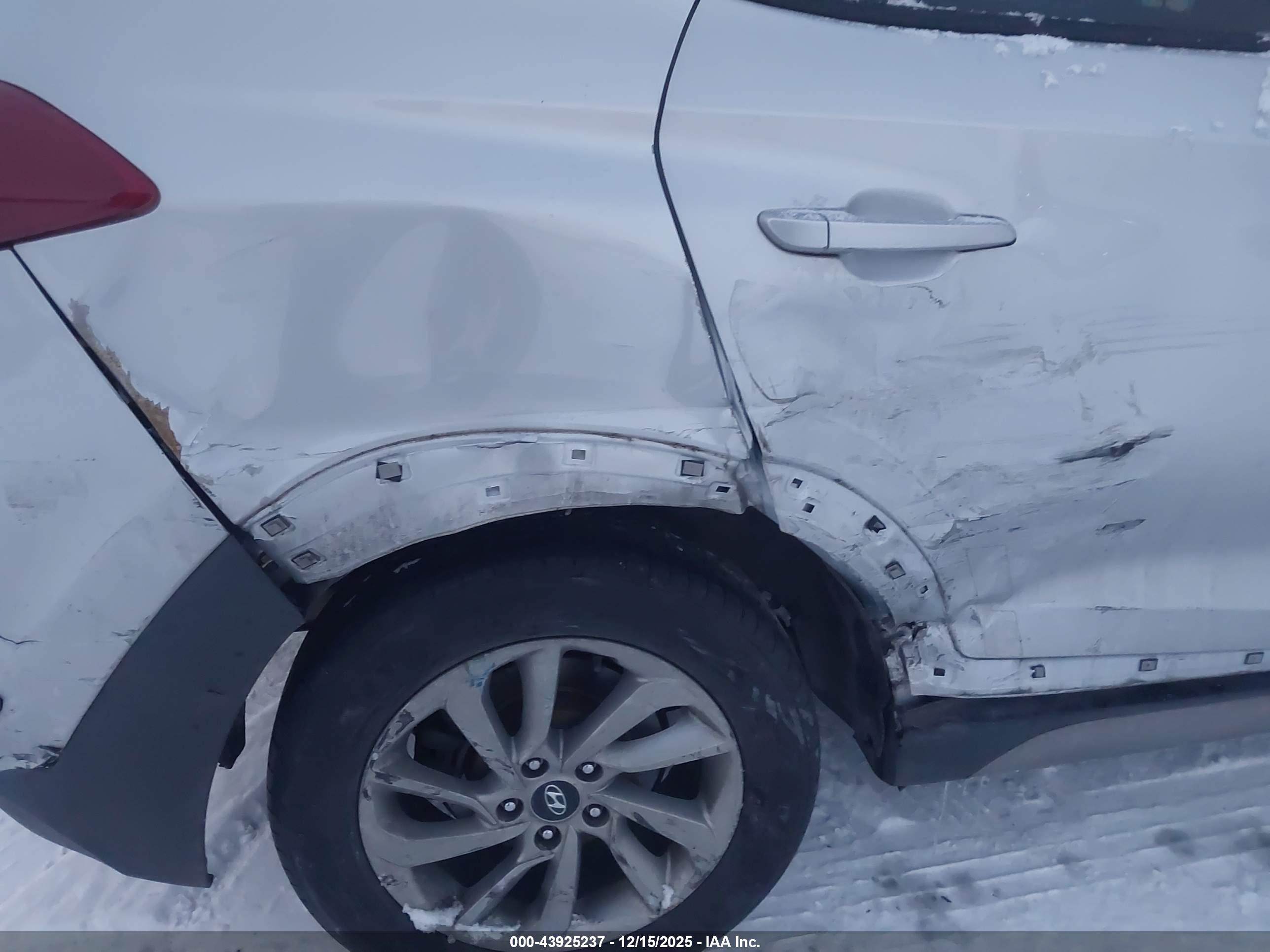 HYUNDAI TUCSON image 6