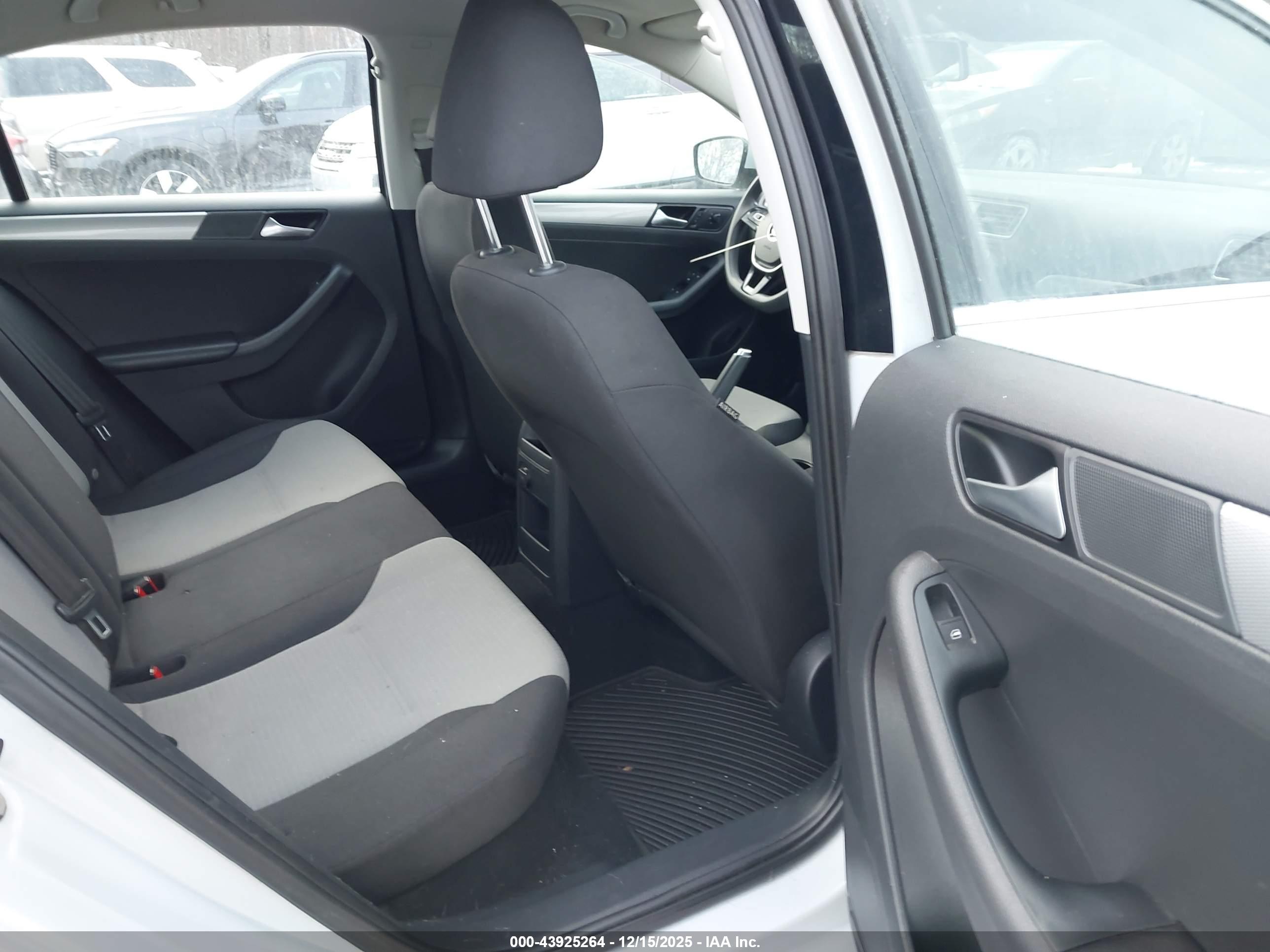 VOLKSWAGEN JETTA image 8